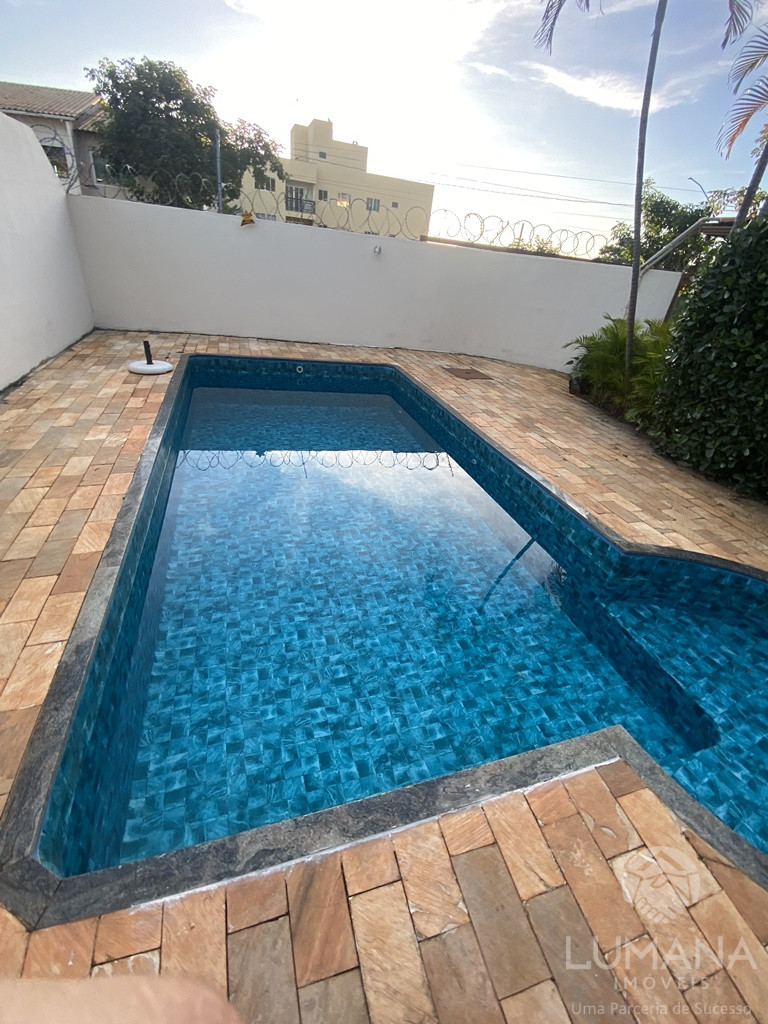 CASA COM PISCINA