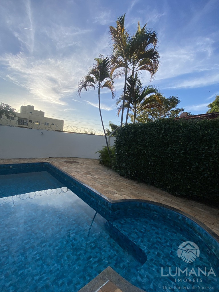 CASA COM PISCINA