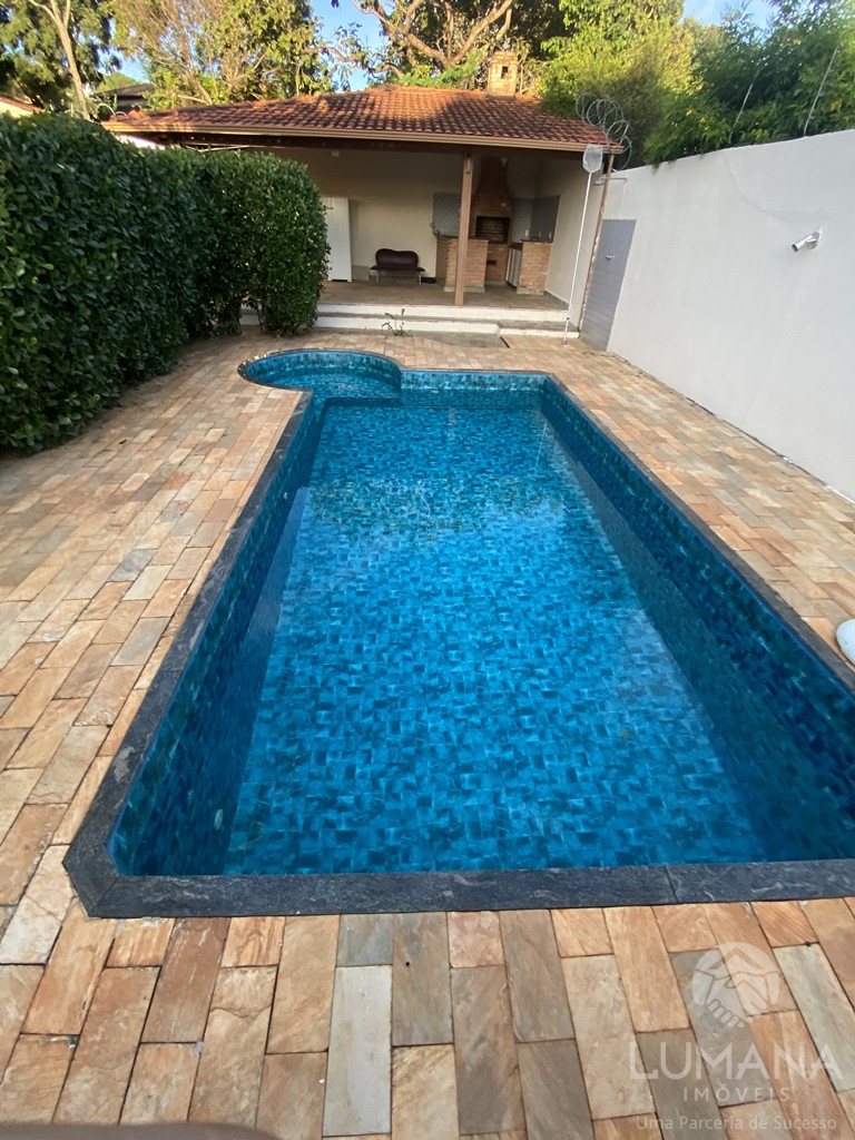 CASA COM PISCINA