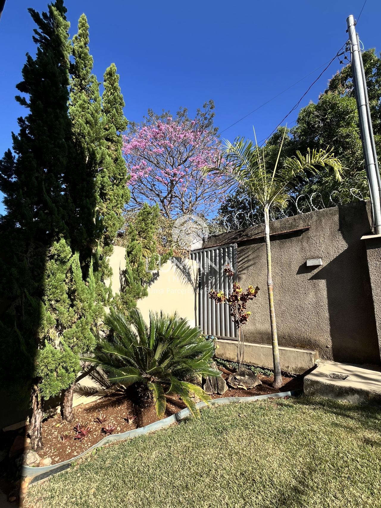 PRÓXIMA  A LAGOA CENTRAL