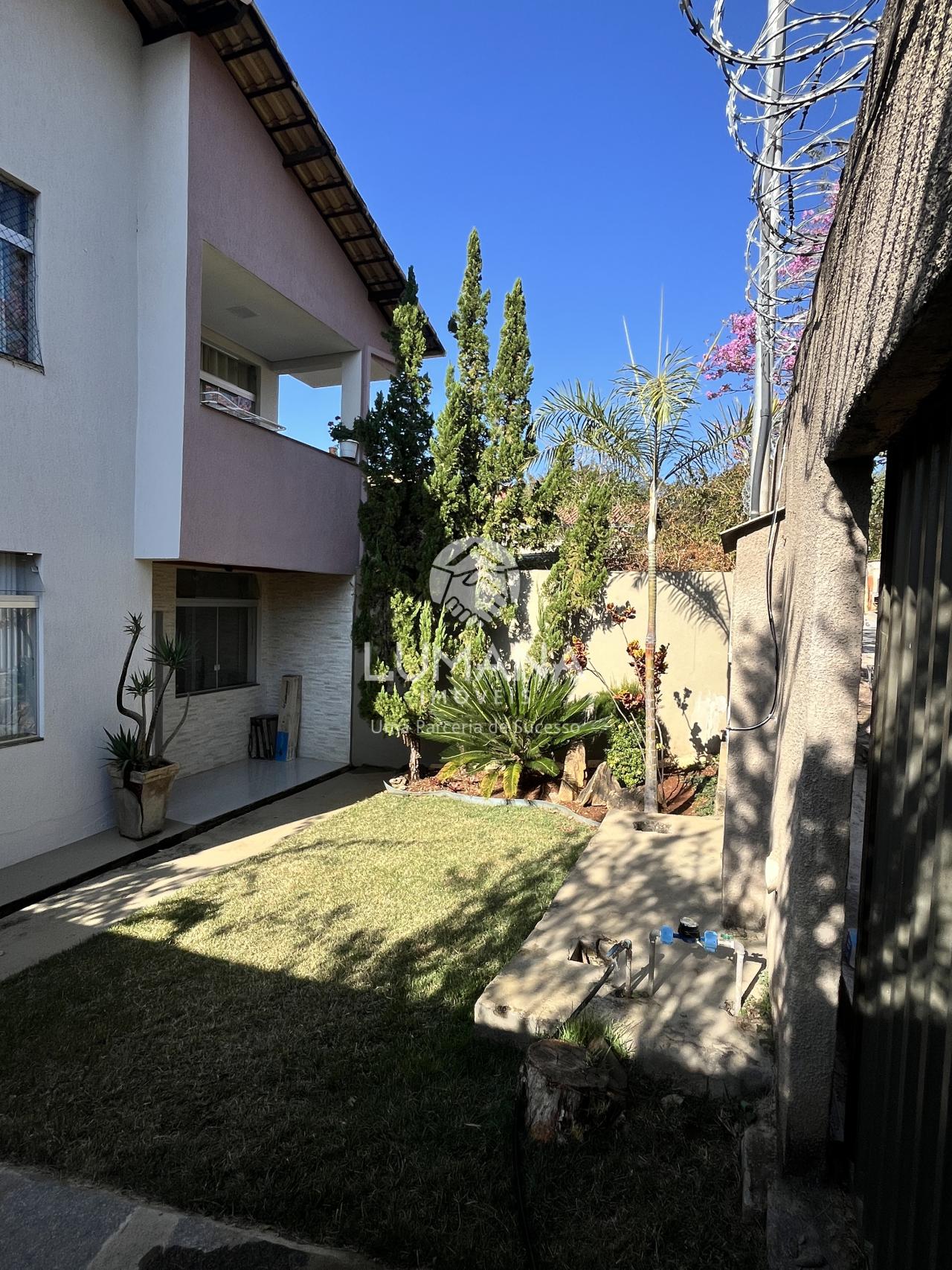 PRÓXIMA  A LAGOA CENTRAL