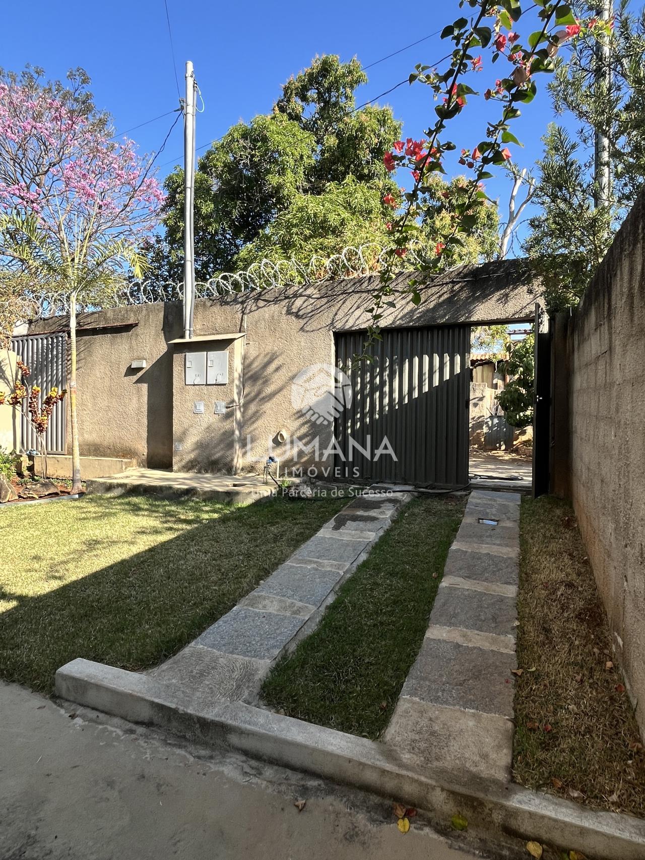 PRÓXIMA  A LAGOA CENTRAL