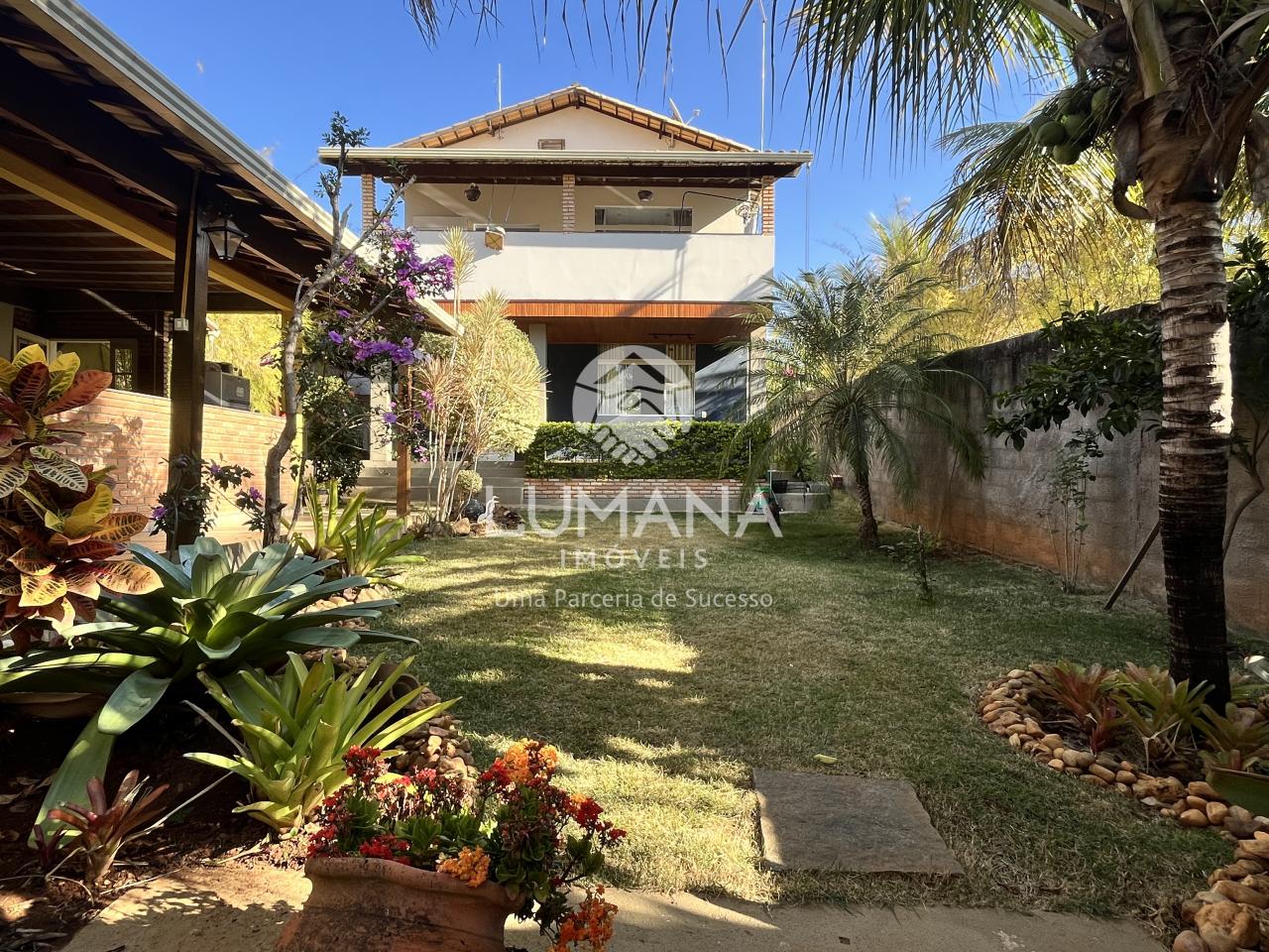 PRÓXIMA  A LAGOA CENTRAL