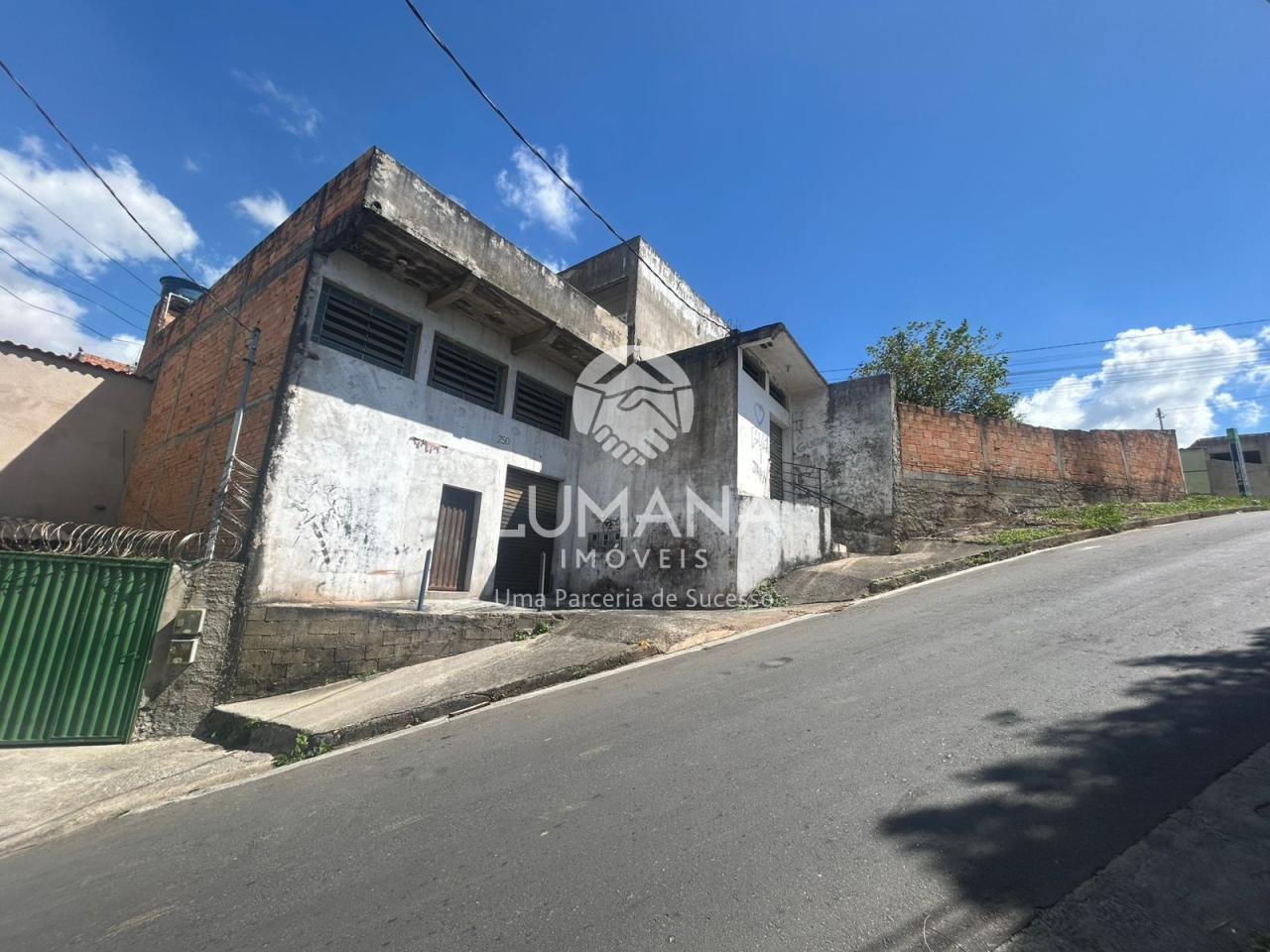 Casa + 2 lojas