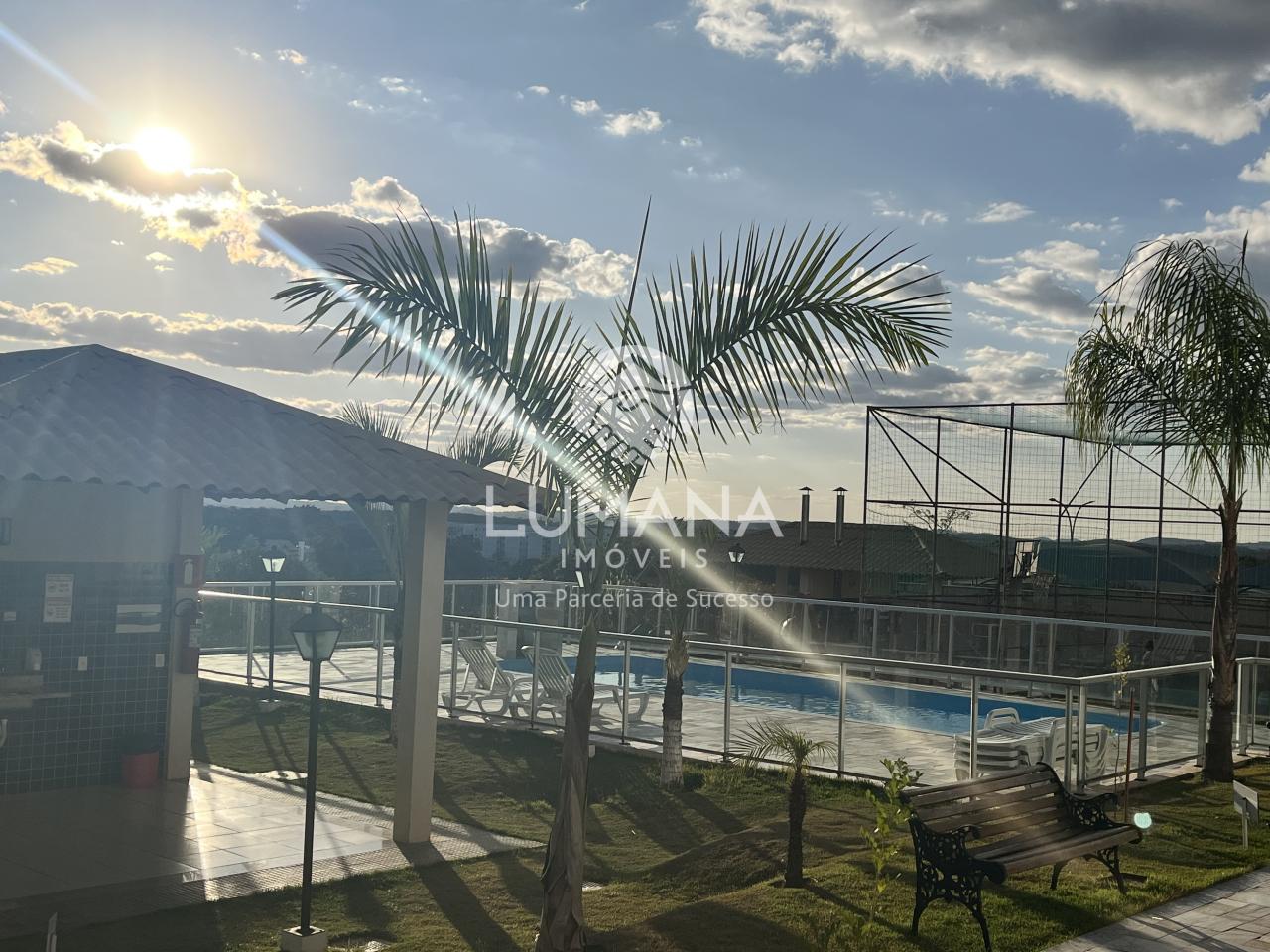 PRÉDIO COM ELEVADOR