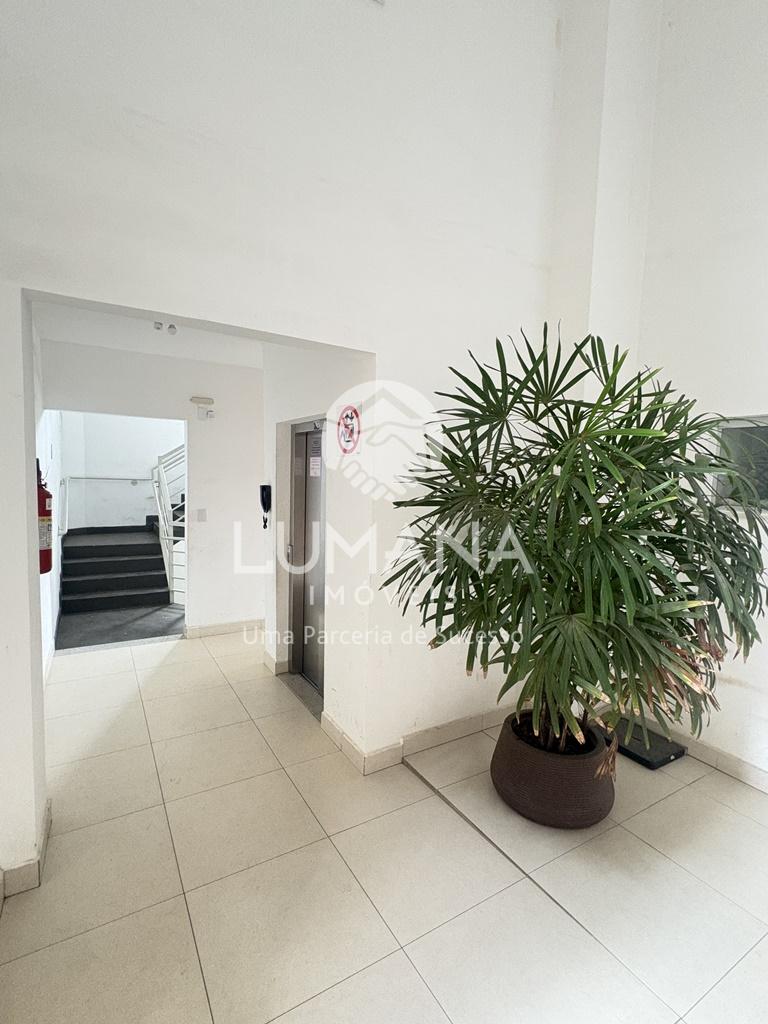 PRÉDIO COM ELEVADOR