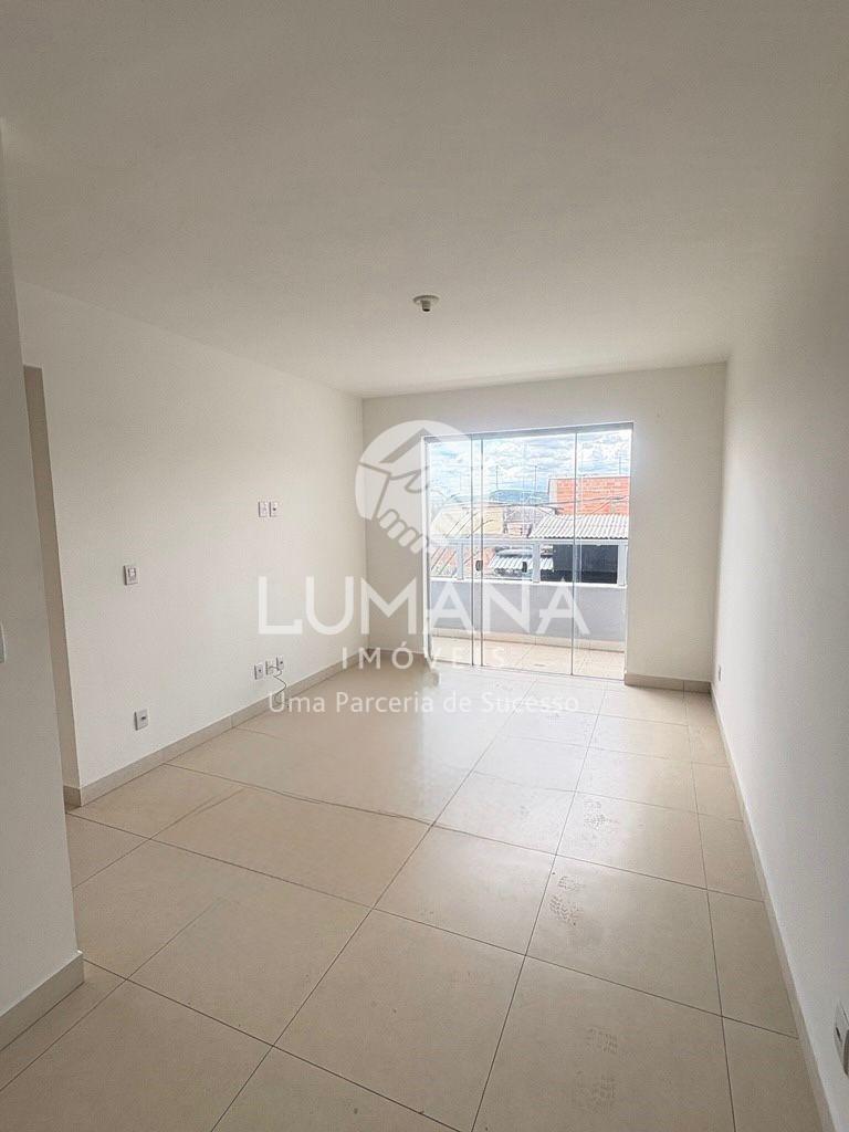 PRÉDIO COM ELEVADOR