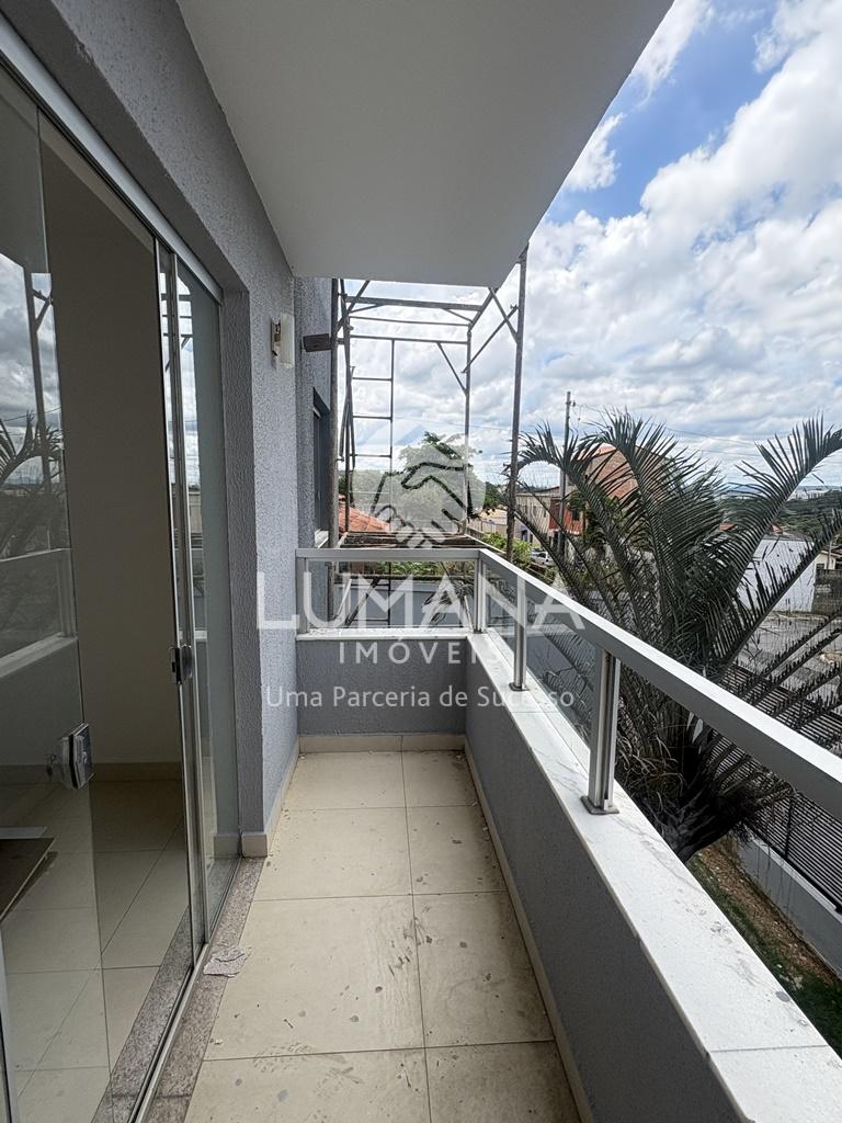 PRÉDIO COM ELEVADOR