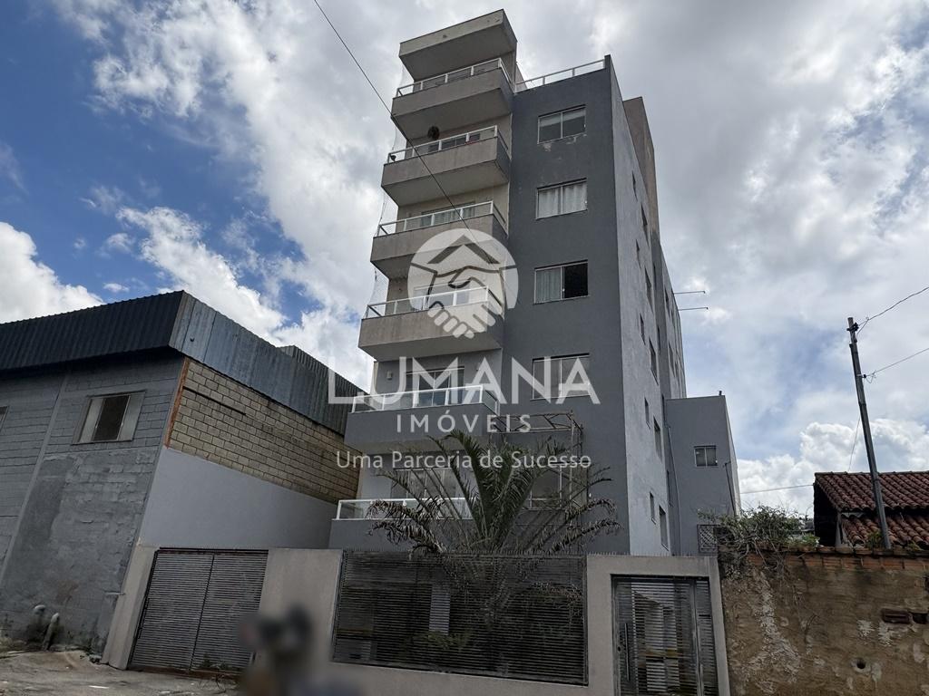 PRÉDIO COM ELEVADOR