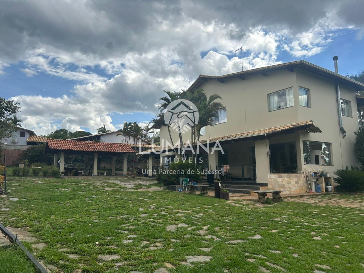 Casa Moderna em lote 3.700 m²