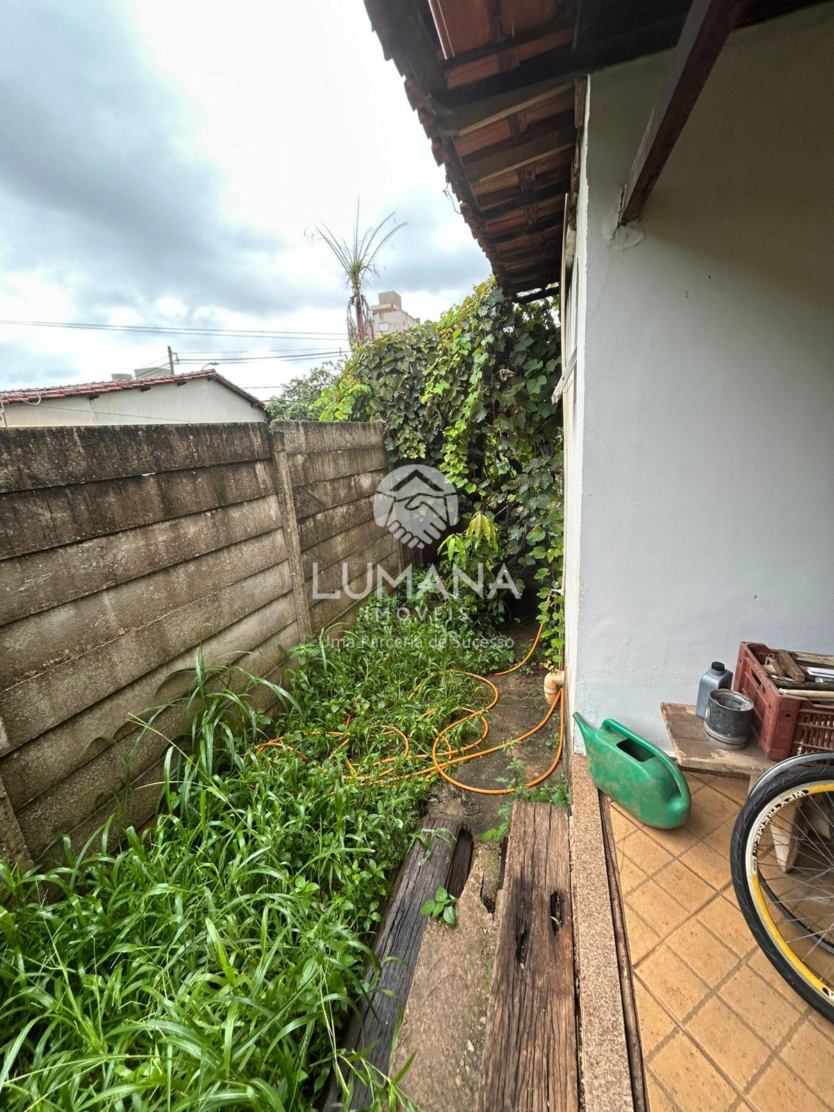 Casa c/Terreno 1.220 m² - Centro