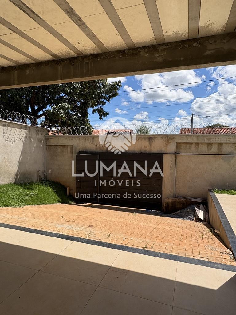 MODERNA RESIDÊNCIA COM PISCINA