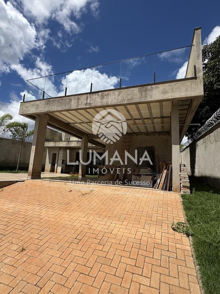 MODERNA RESIDÊNCIA COM PISCINA