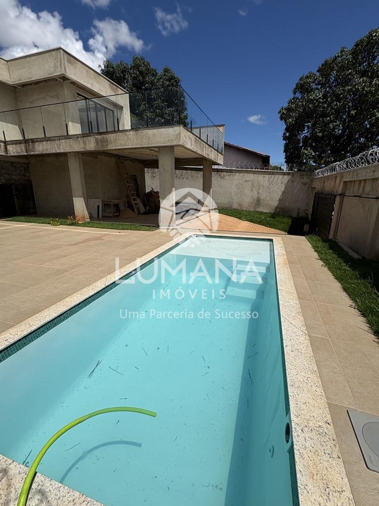 MODERNA RESIDÊNCIA COM PISCINA