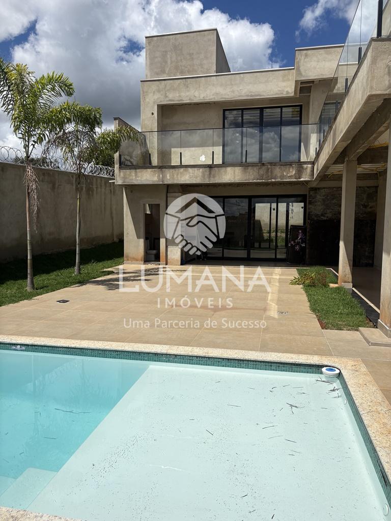 MODERNA RESIDÊNCIA COM PISCINA