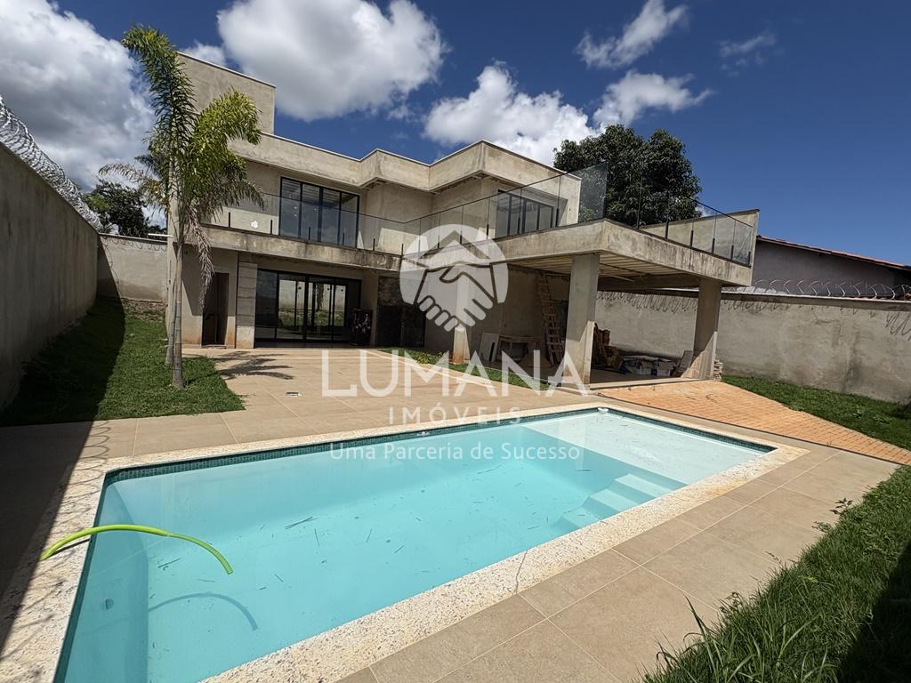 MODERNA RESIDÊNCIA COM PISCINA