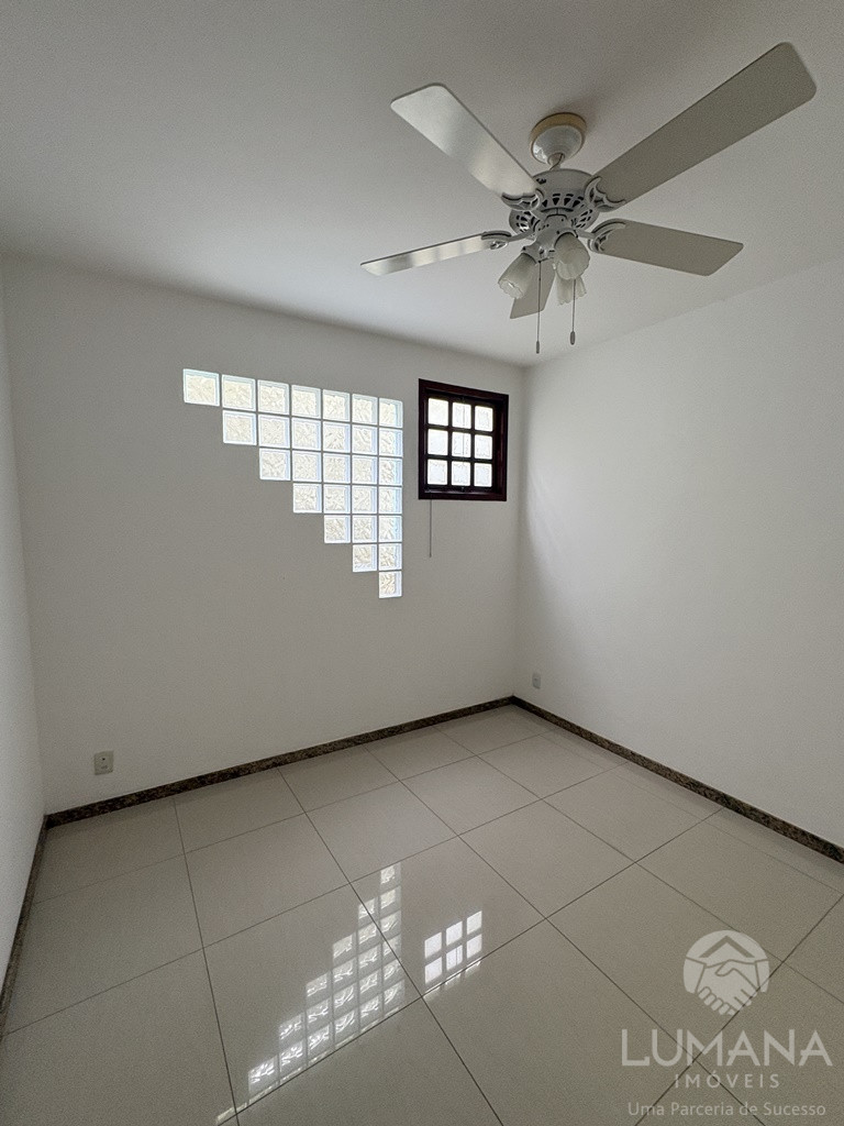 CASA COM CHURRASQUEIRA