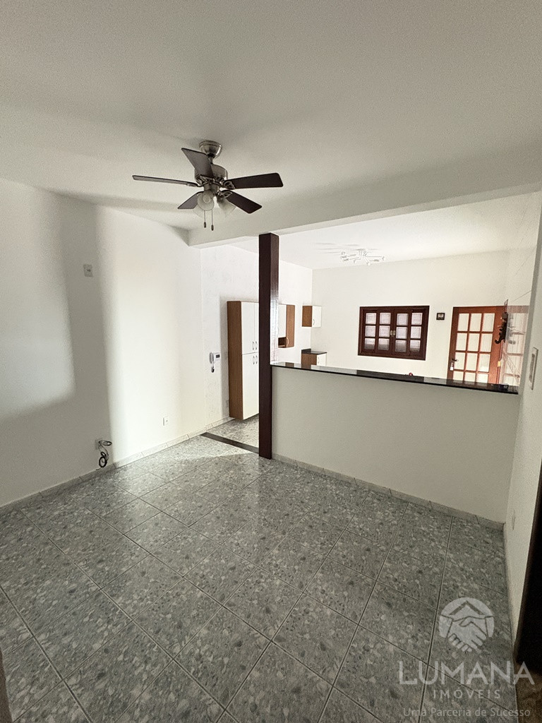 CASA COM CHURRASQUEIRA