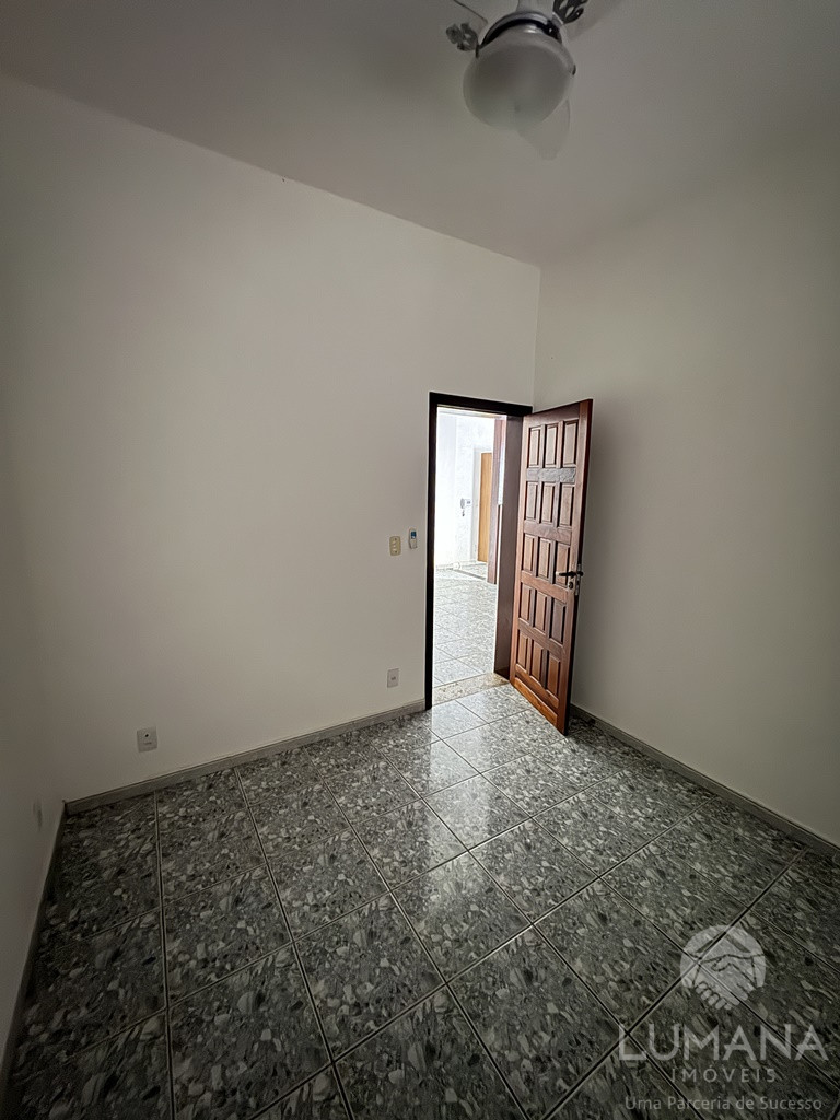 CASA COM CHURRASQUEIRA