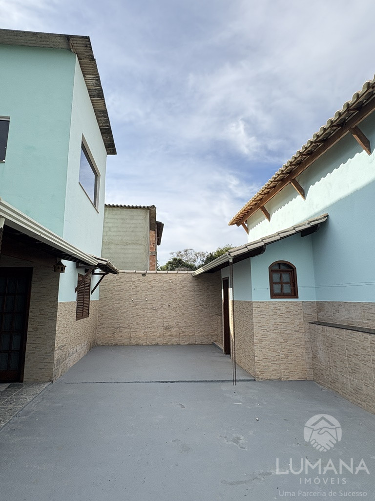 CASA COM CHURRASQUEIRA