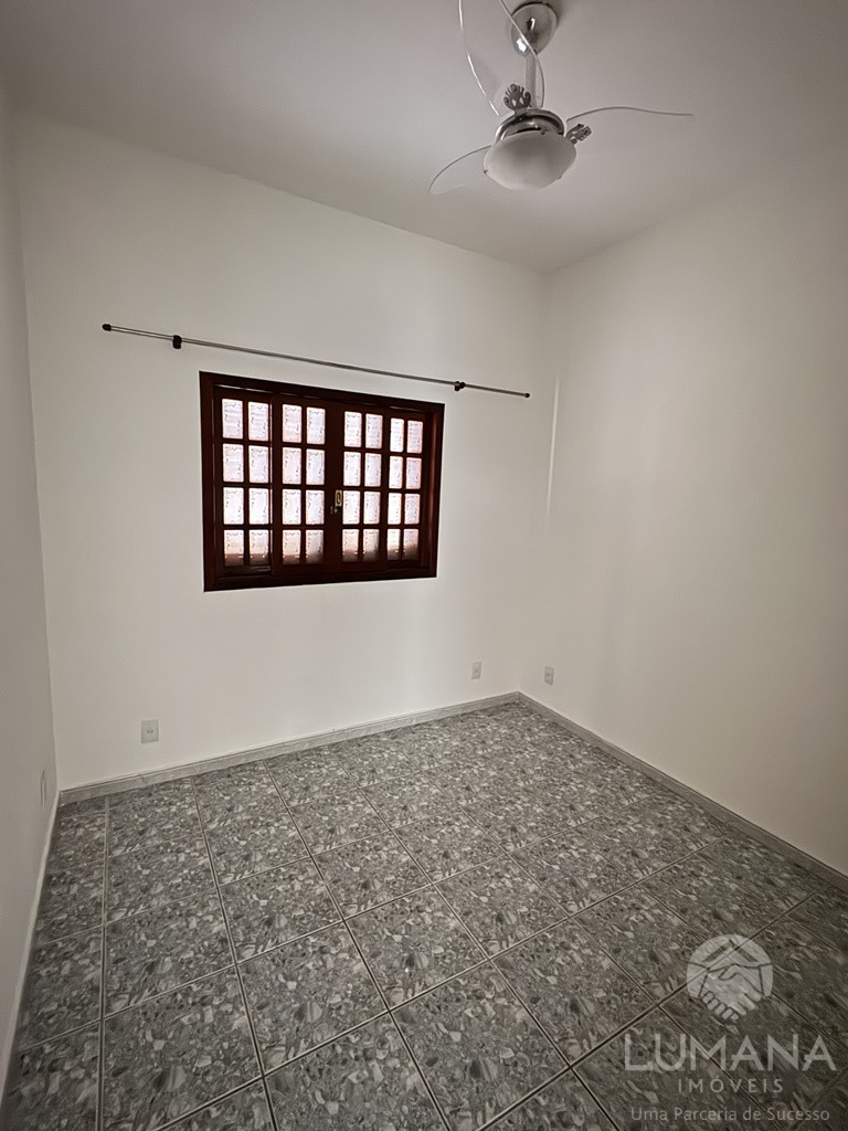 CASA COM CHURRASQUEIRA