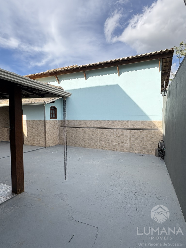 CASA COM CHURRASQUEIRA