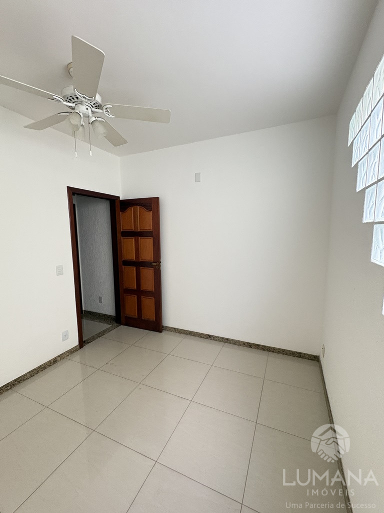 CASA COM CHURRASQUEIRA