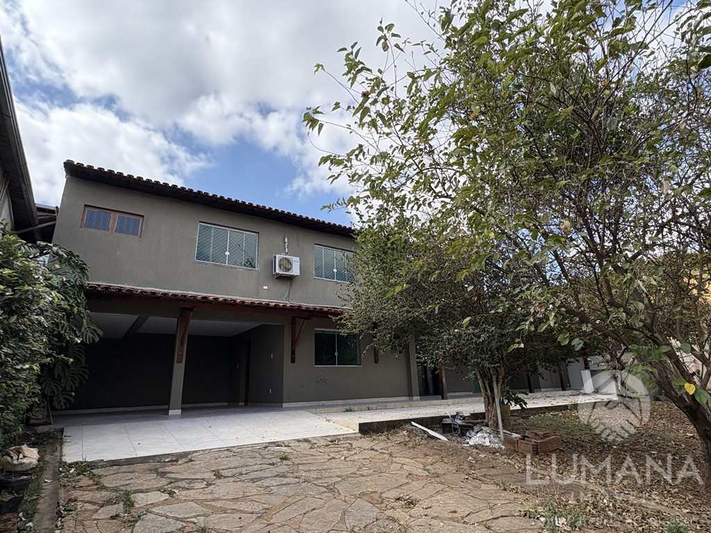 CASA COM QUINTAL