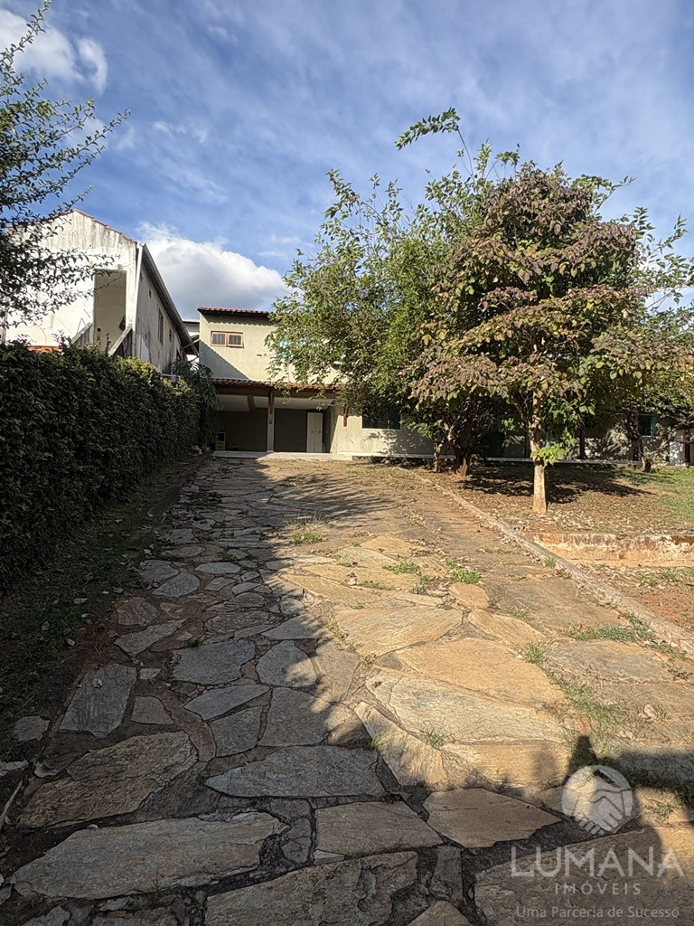 CASA COM QUINTAL