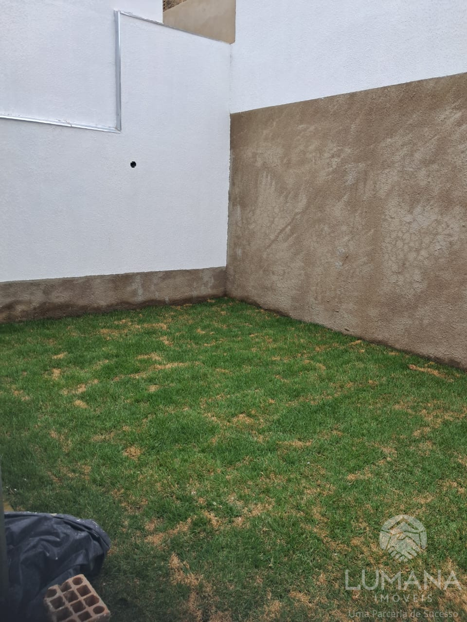 Casa Nova em meio lote