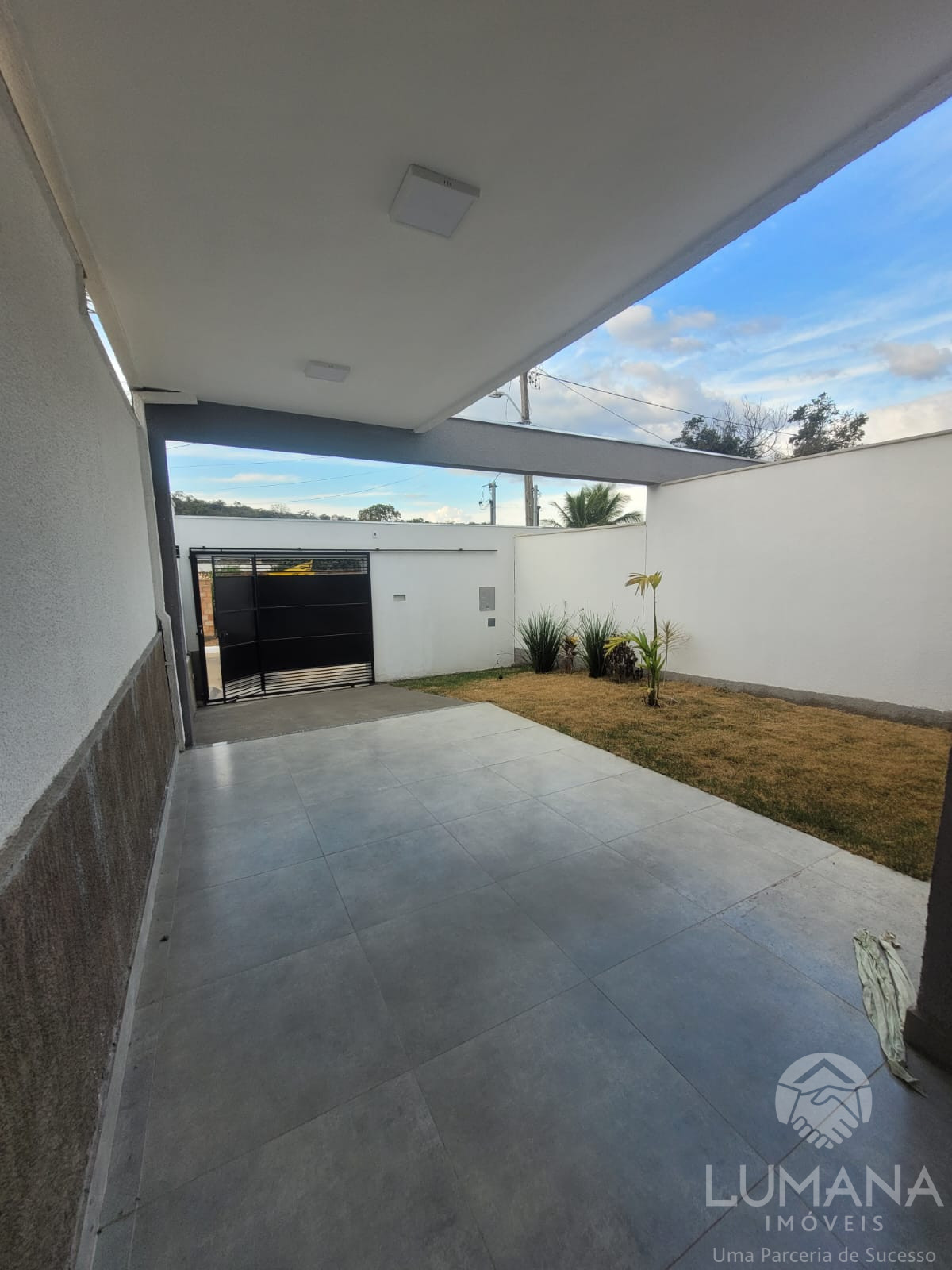 Casa Nova em meio lote