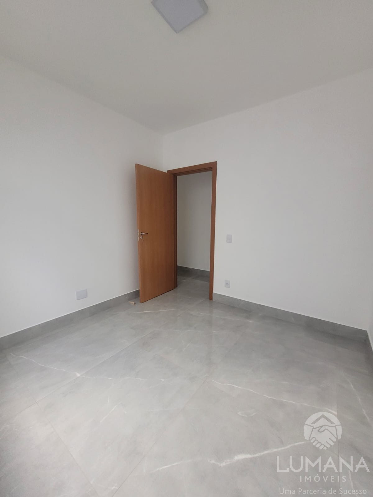 Casa Nova em meio lote