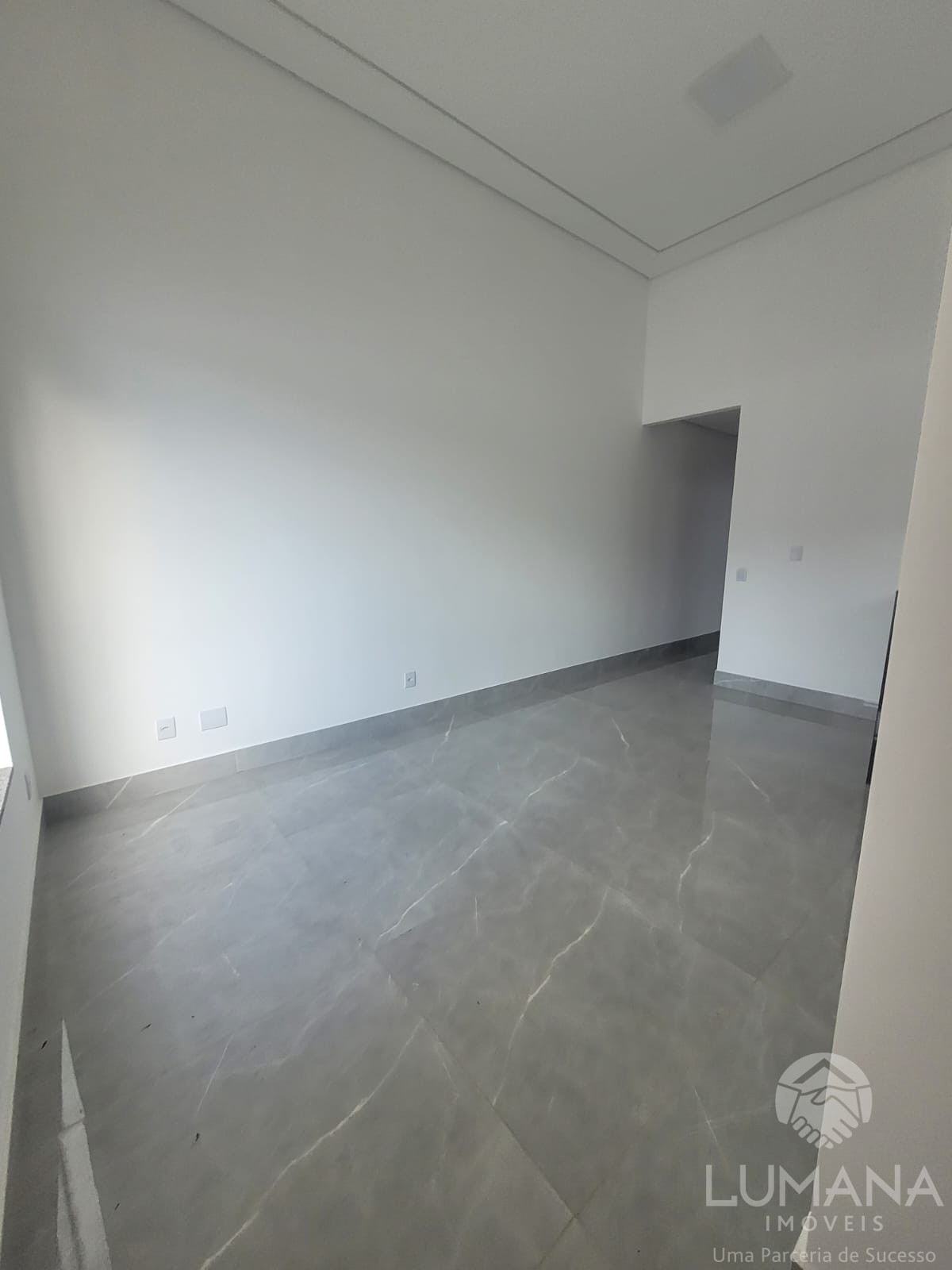 Casa Nova em meio lote