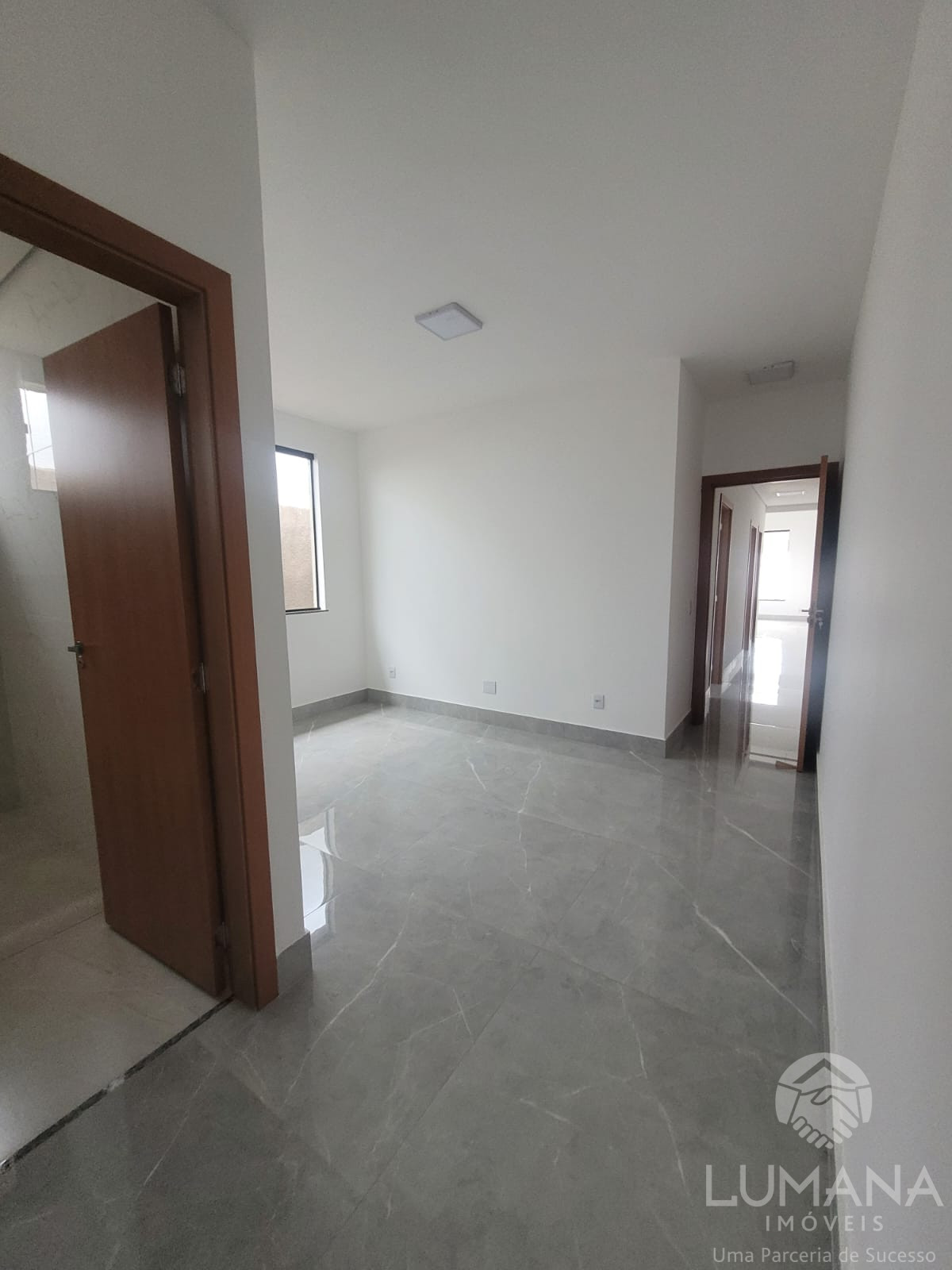 Casa Nova em meio lote