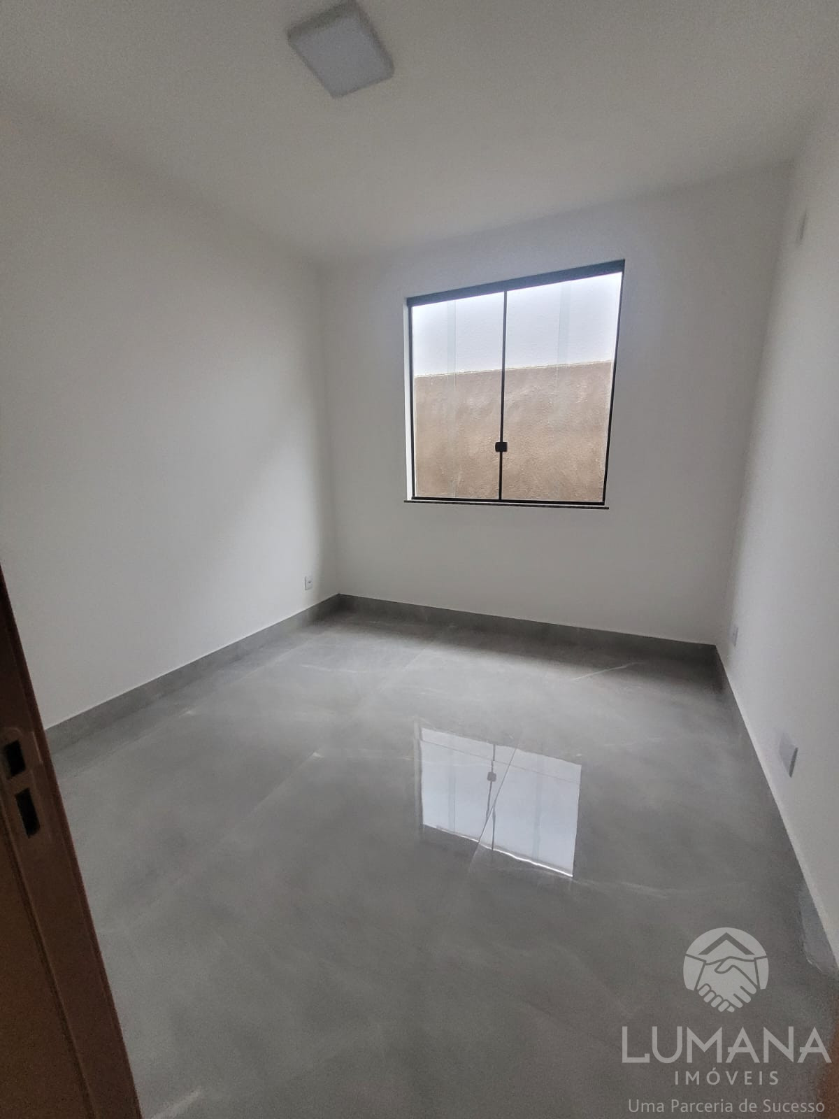 Casa Nova em meio lote