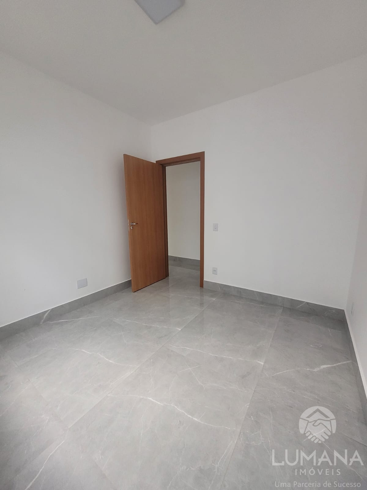 Casa Nova em meio lote