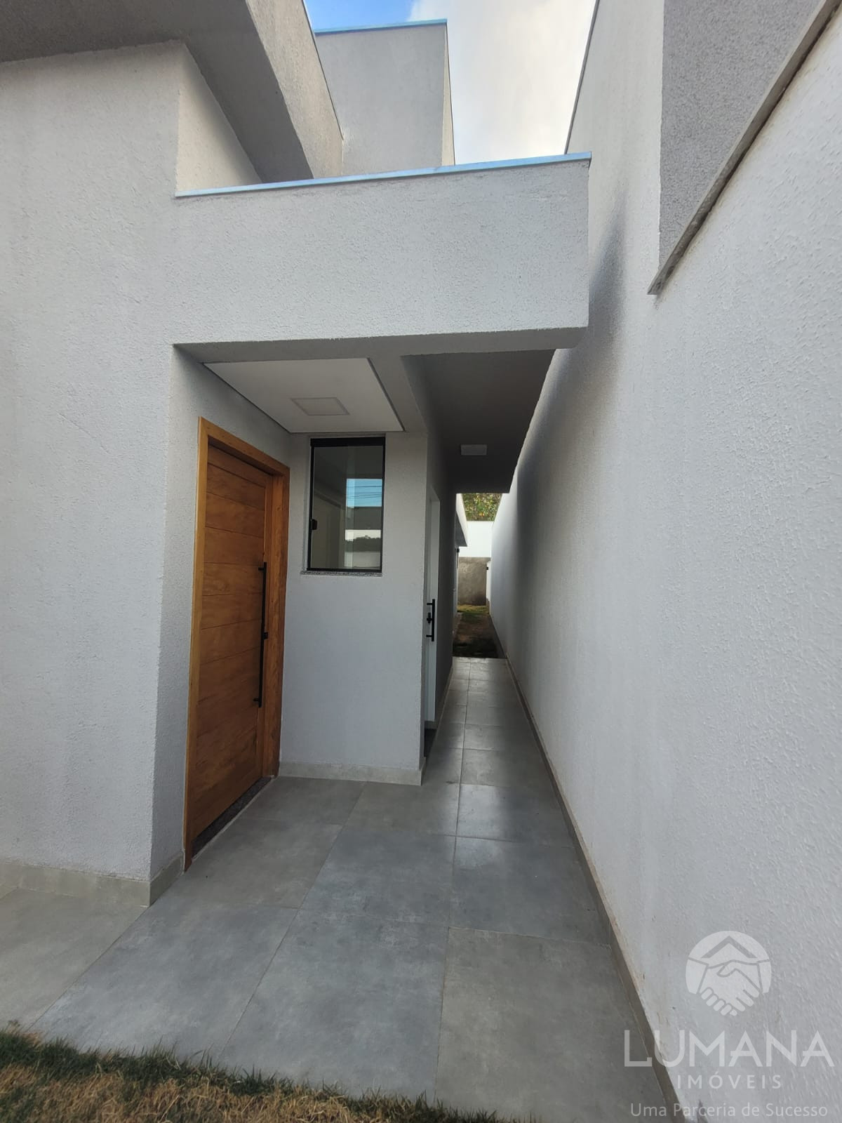 Casa Nova em meio lote