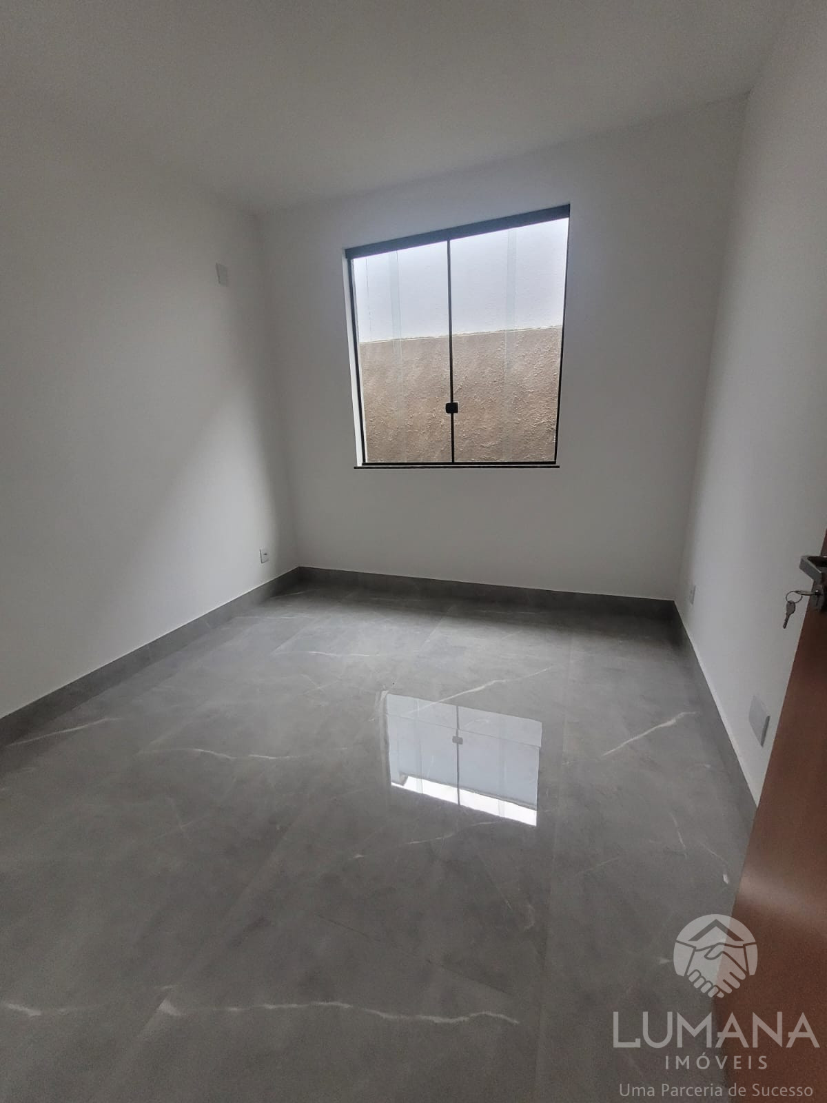 Casa Nova em meio lote