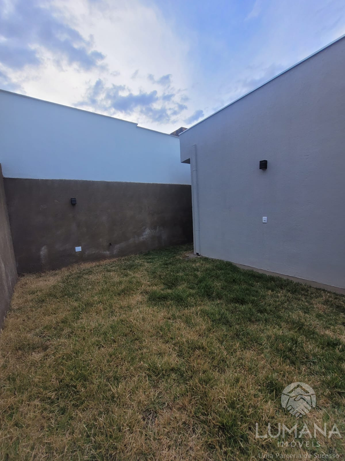 Casa Nova em meio lote