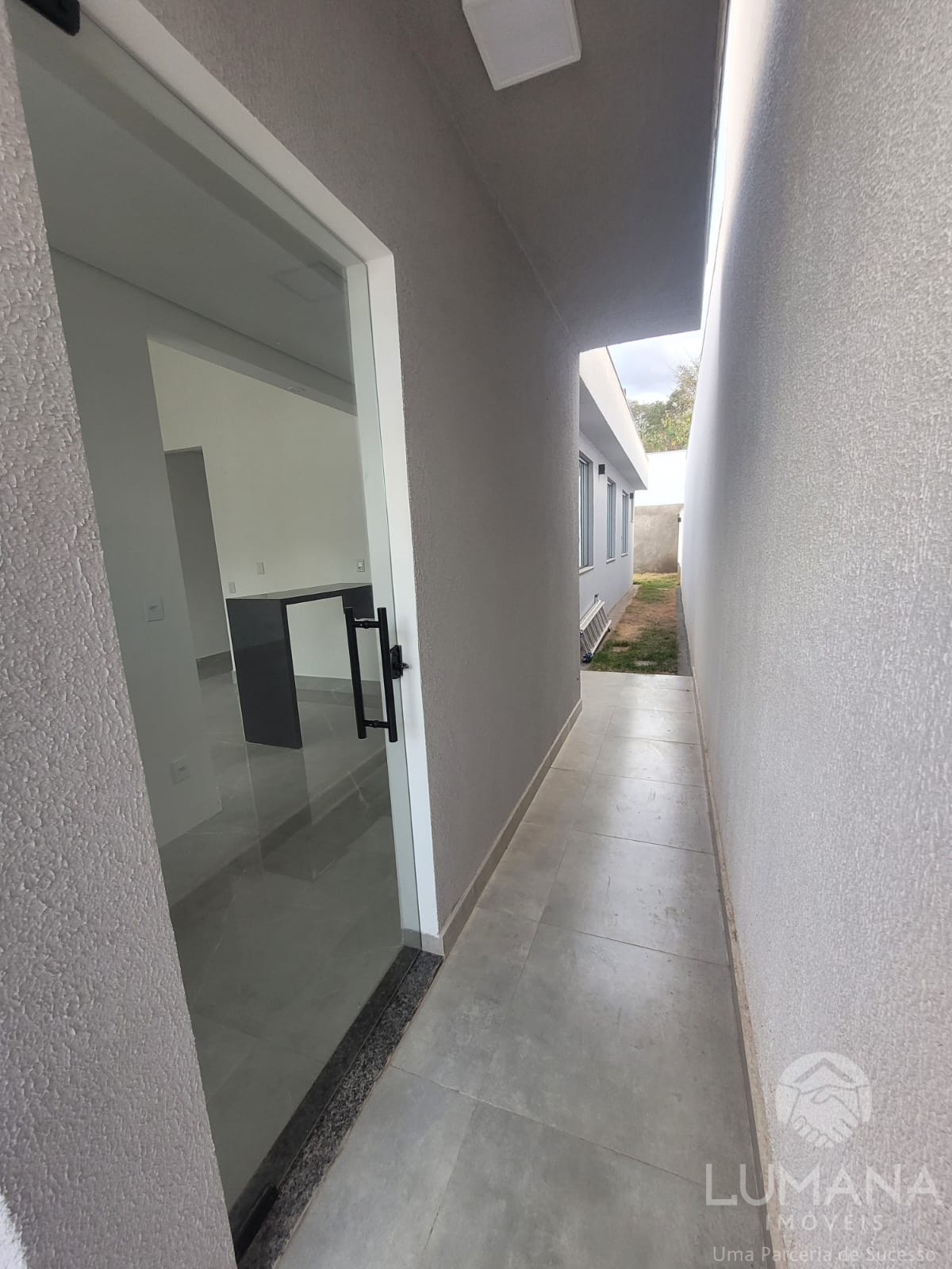 Casa Nova em meio lote