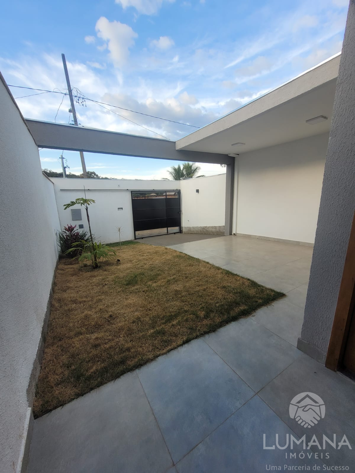 Casa Nova em meio lote