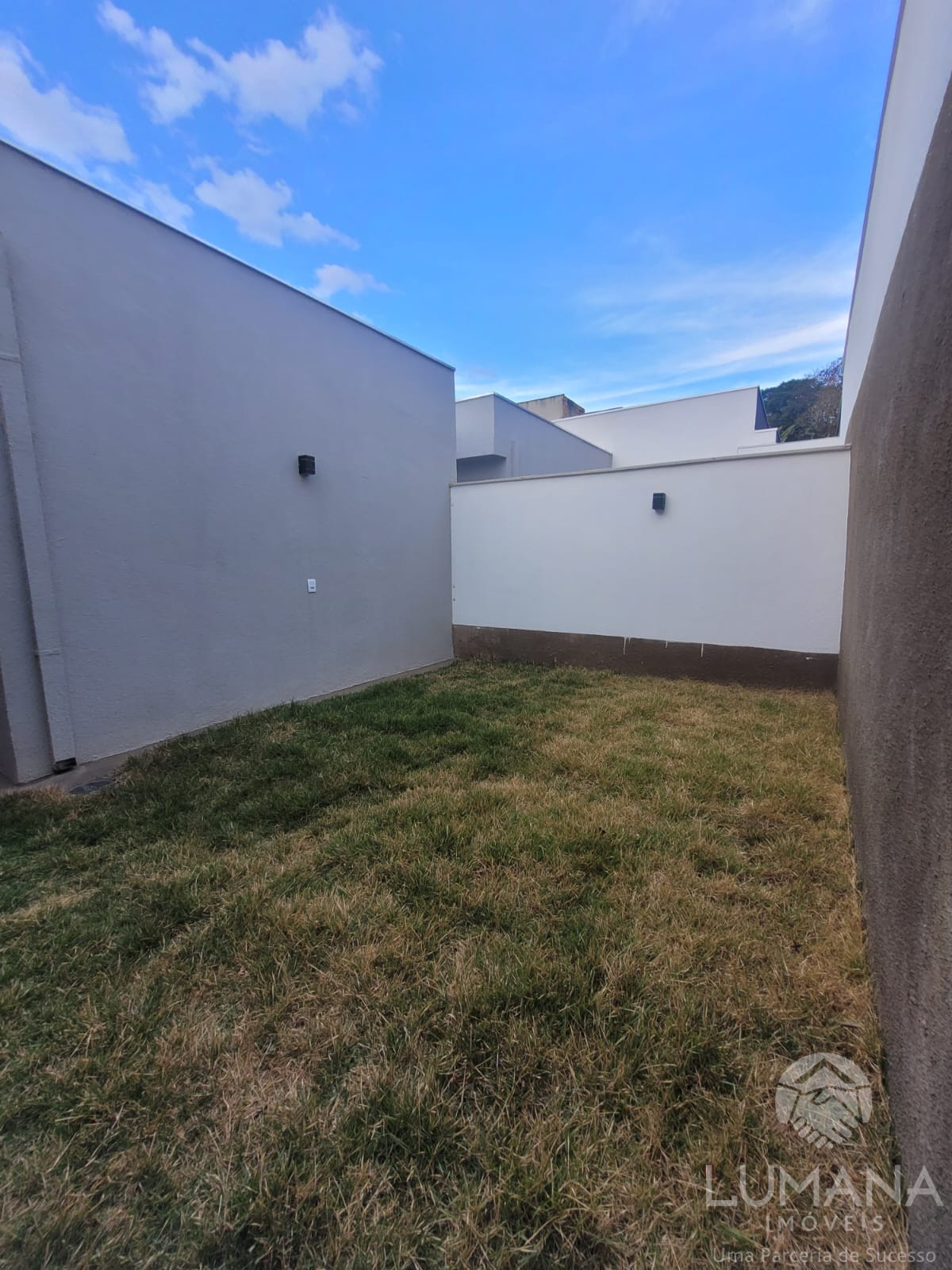 Casa Nova em meio lote