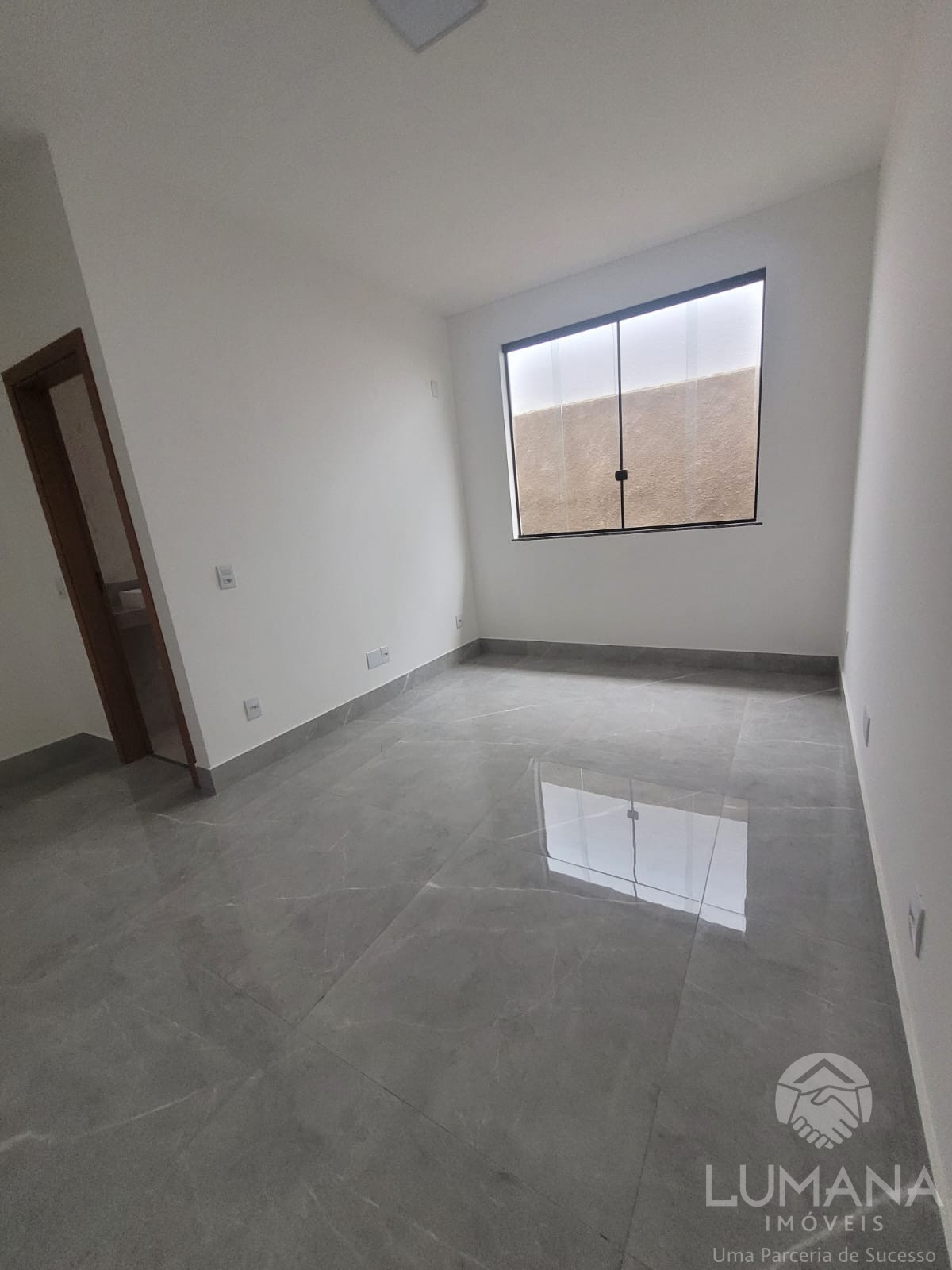 Casa Nova em meio lote