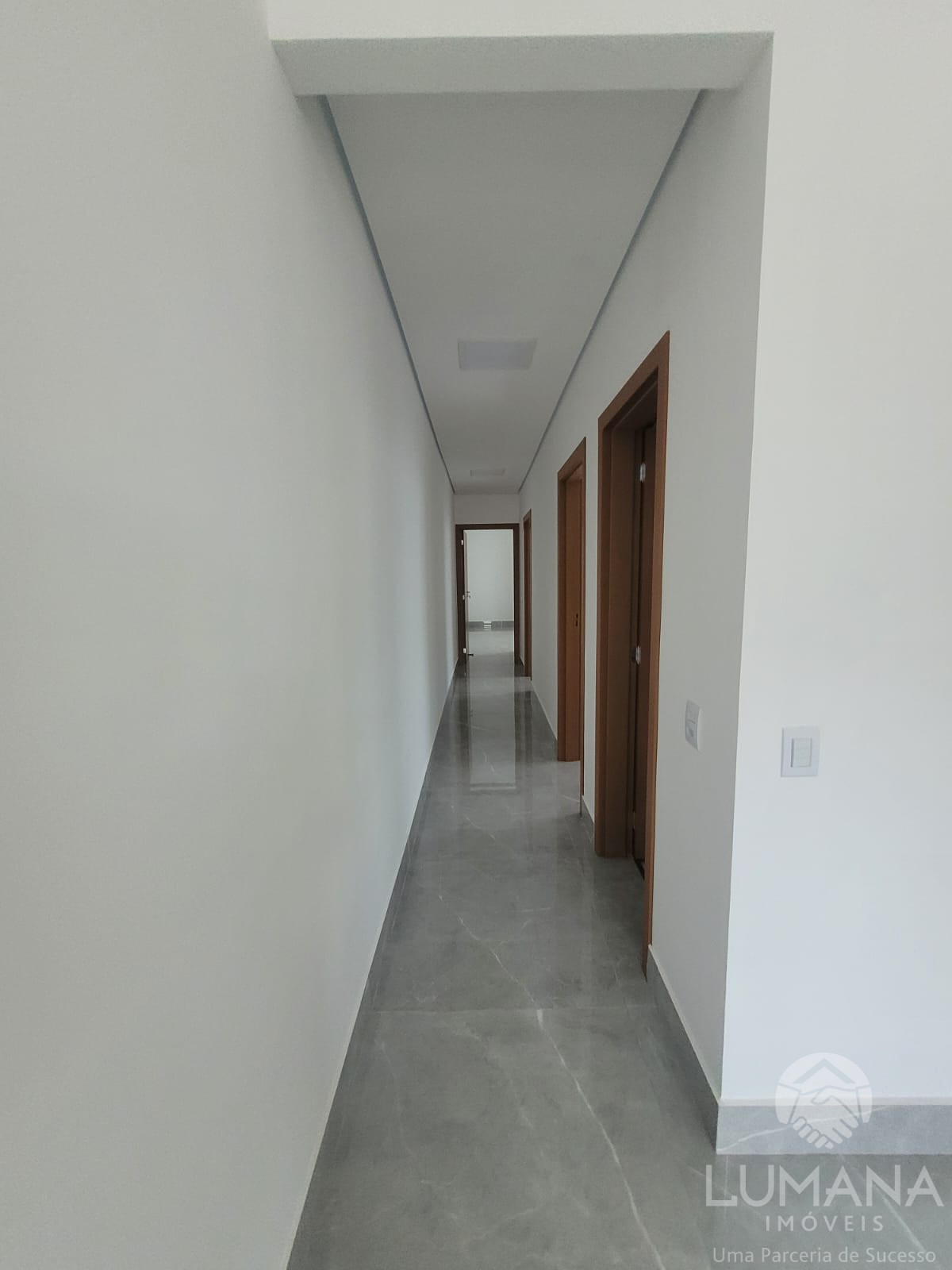 Casa Nova em meio lote