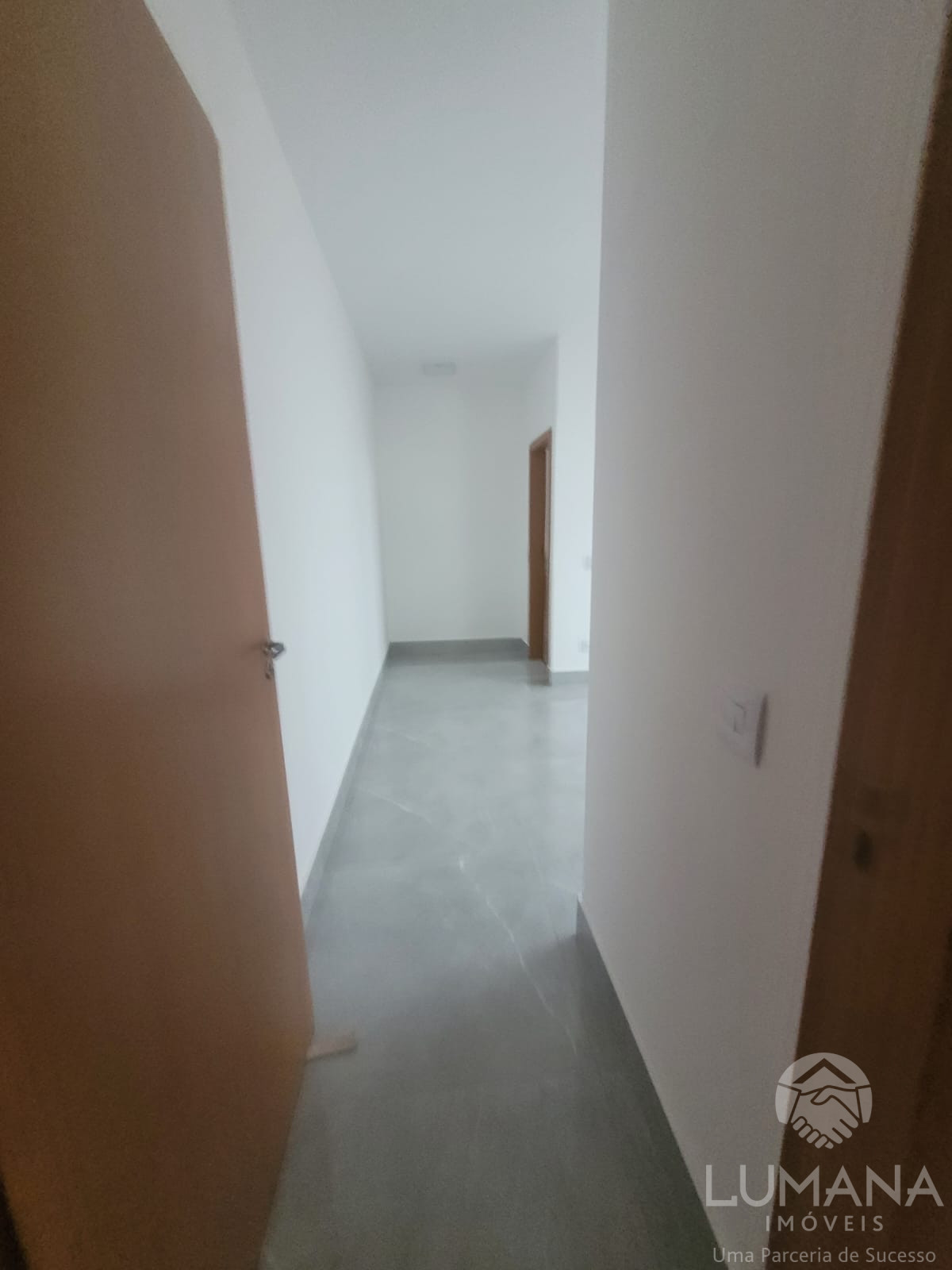Casa Nova em meio lote