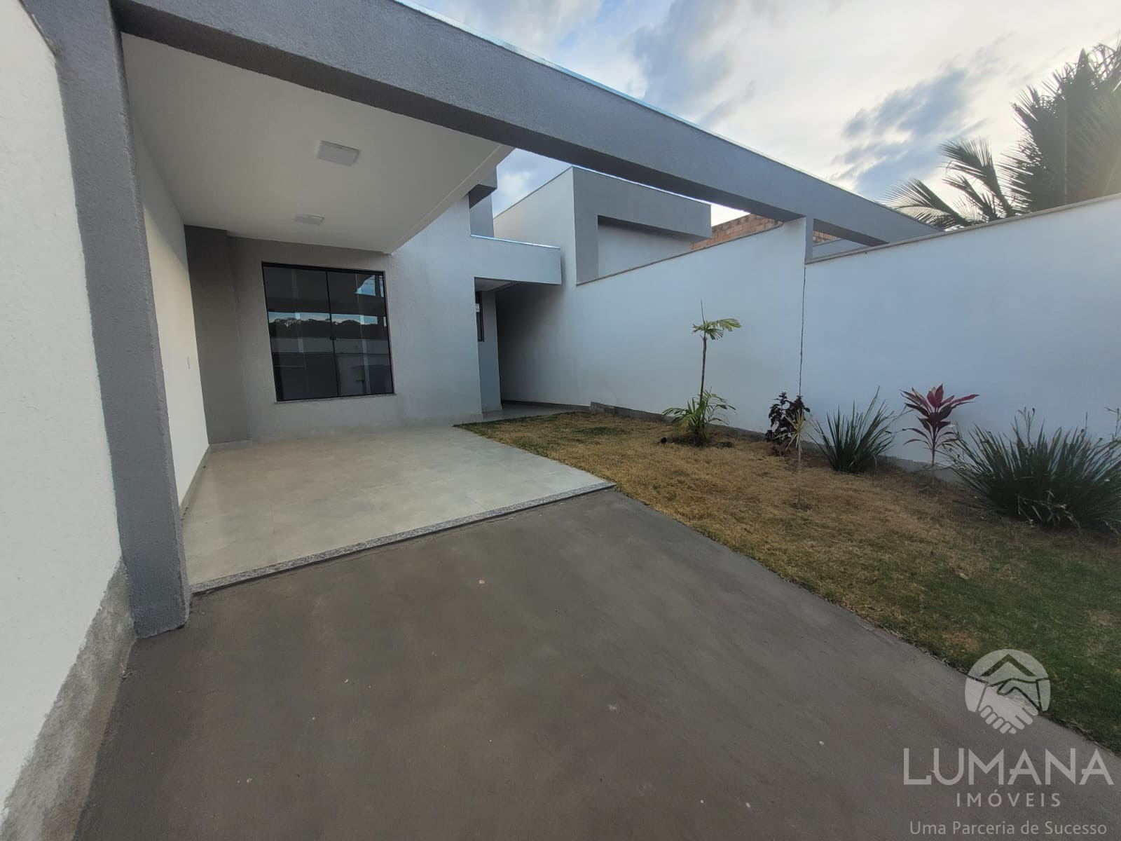 Casa Nova em meio lote
