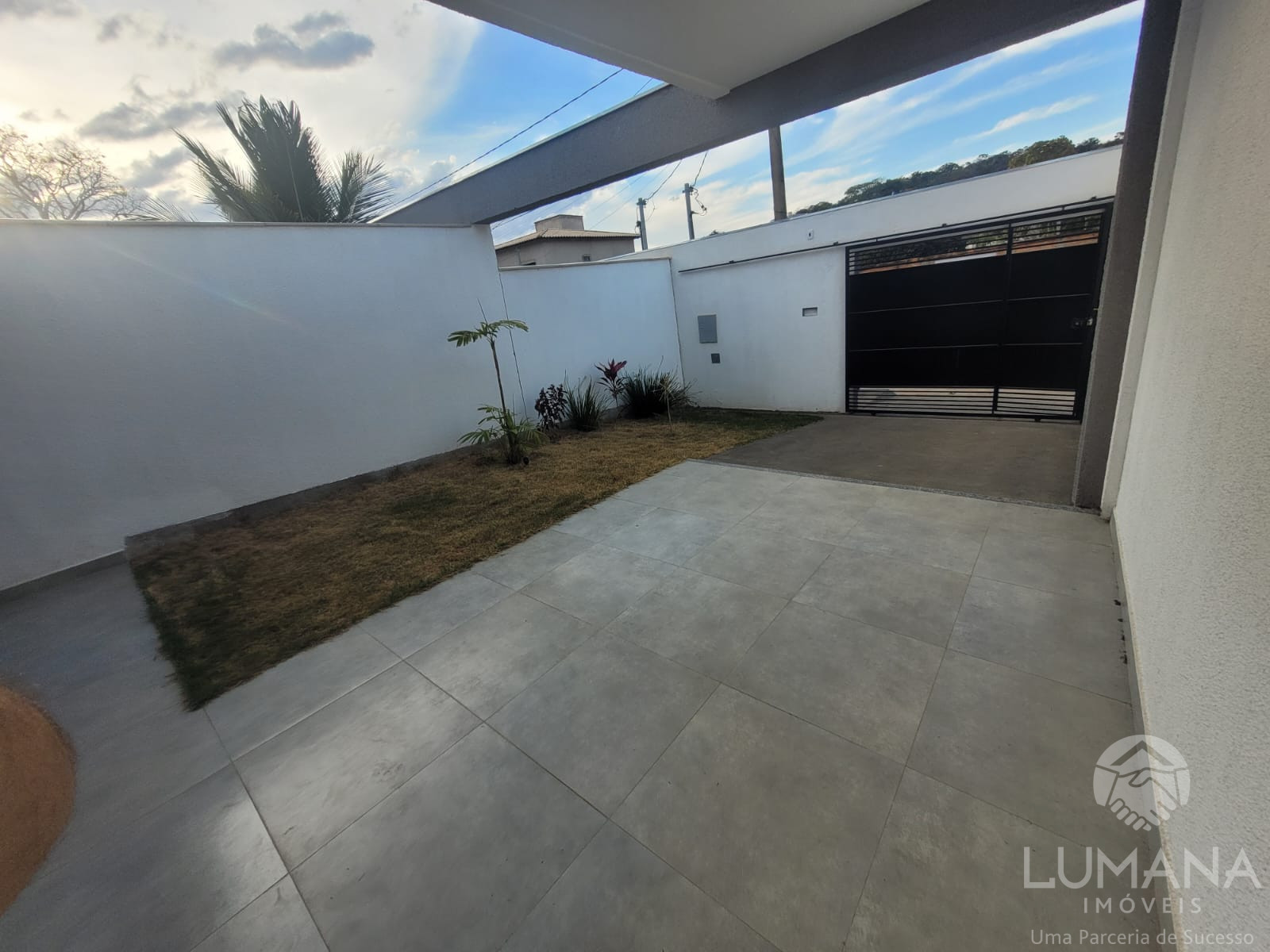 Casa Nova em meio lote