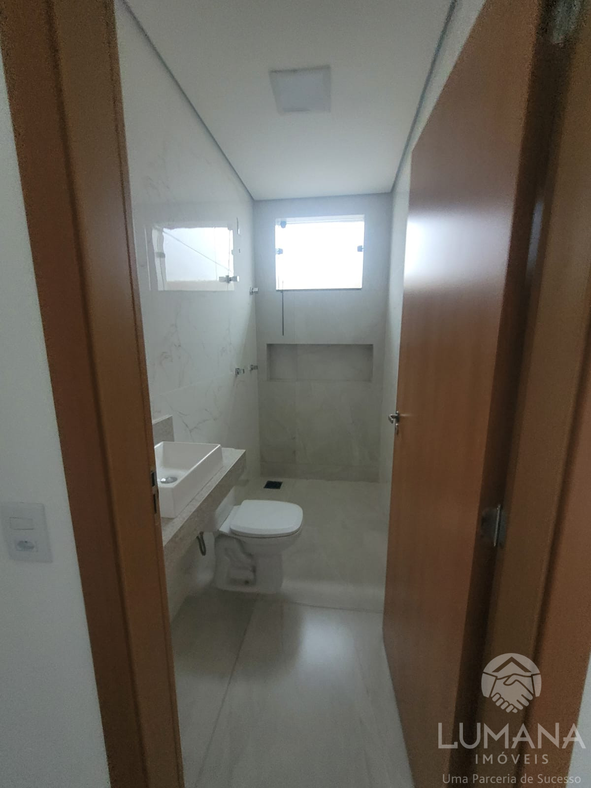 Casa Nova em meio lote