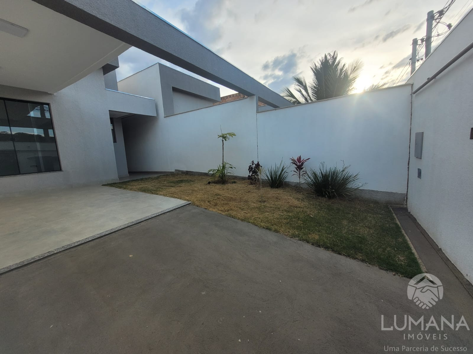 Casa Nova em meio lote