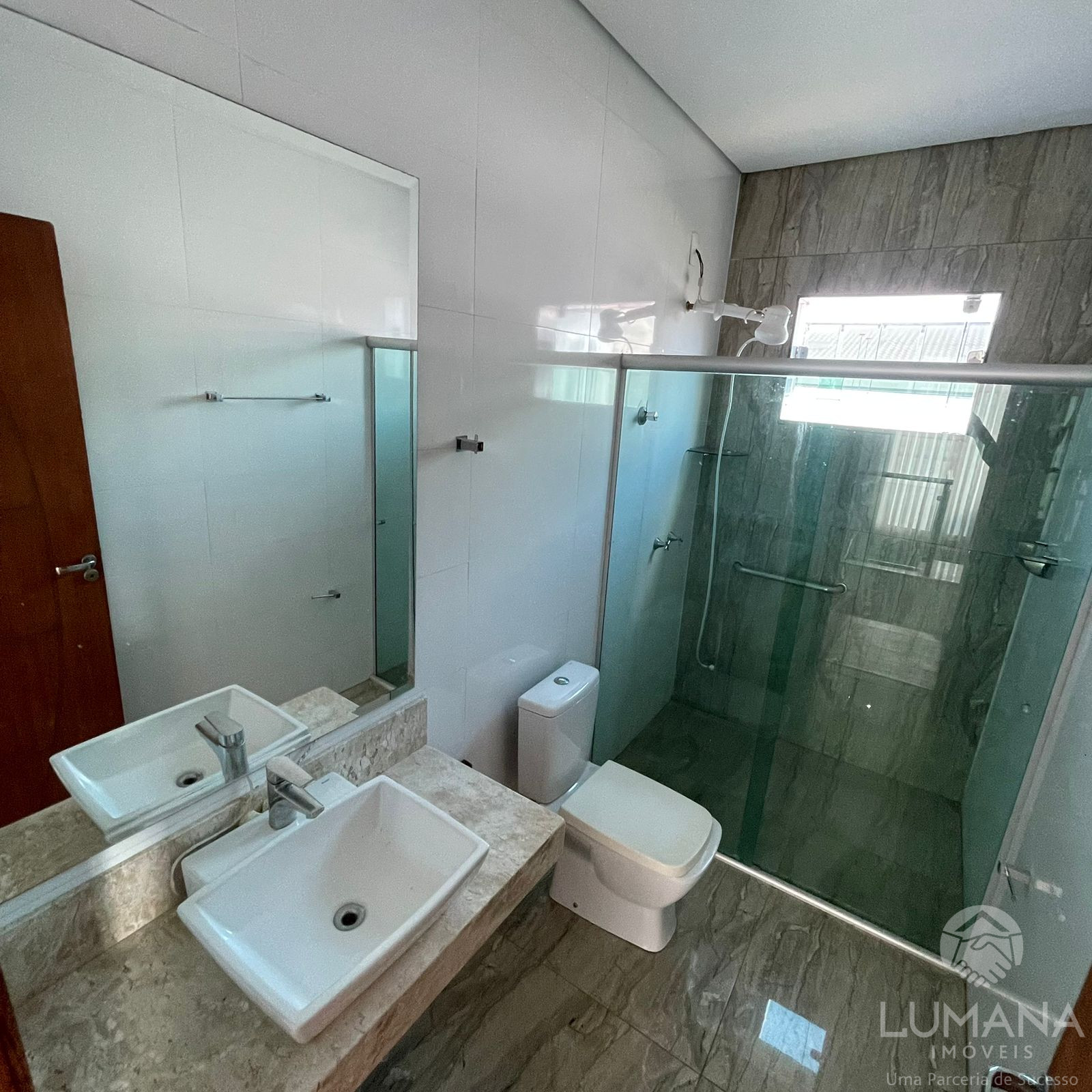Casa Contemporânea em Condomínio Clube